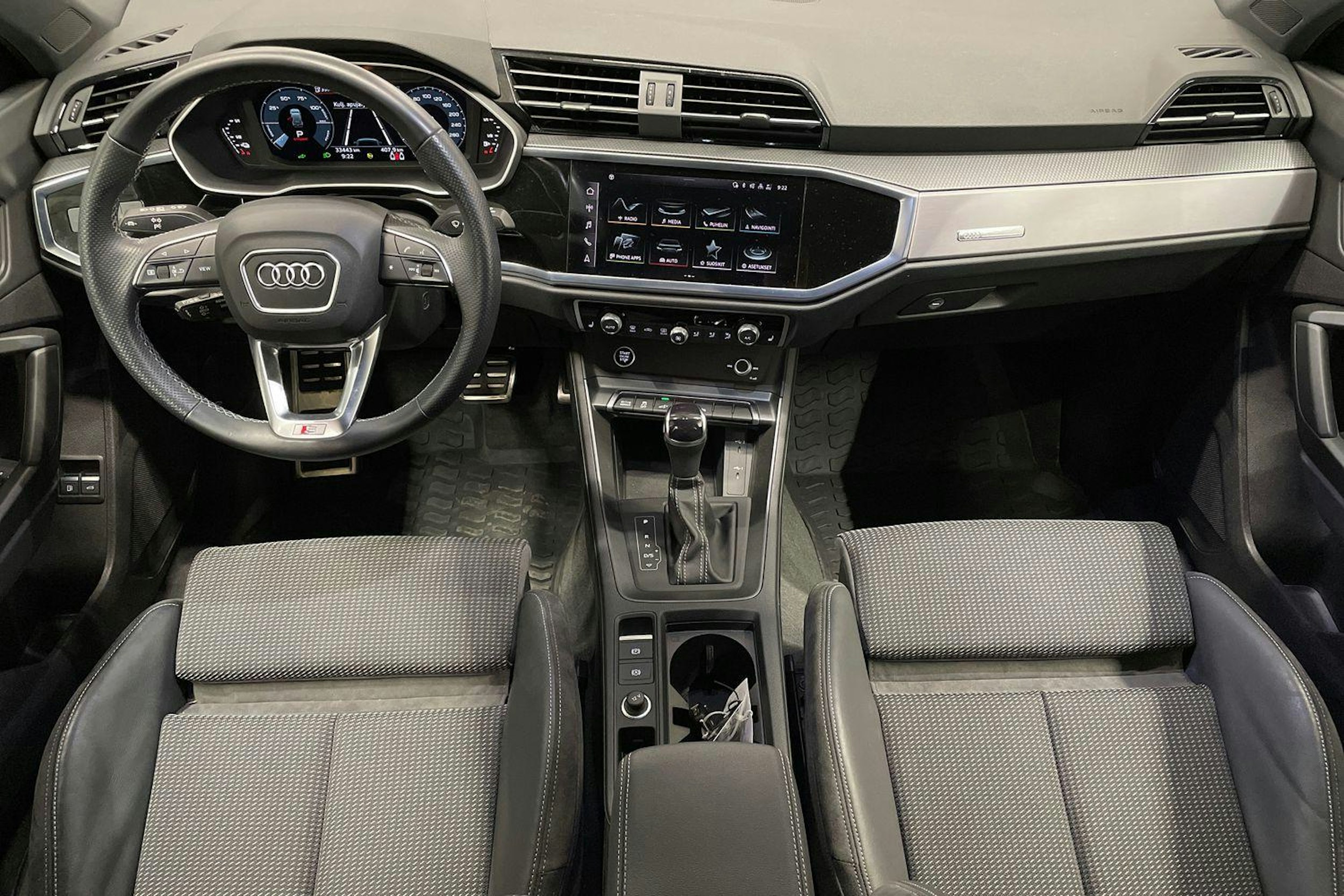harmaa Audi Q3 2022 kuva 9.