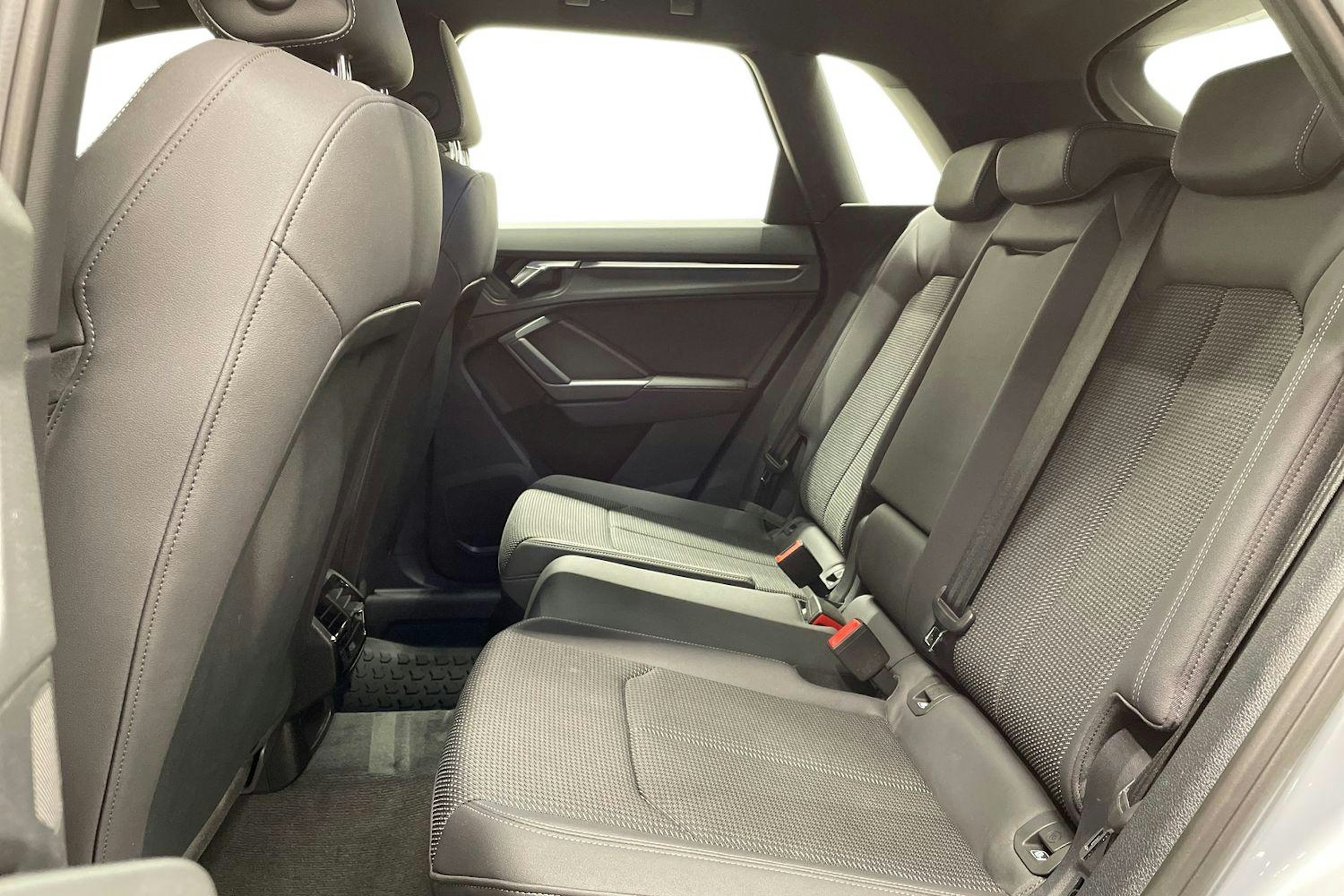 harmaa Audi Q3 2022 kuva 10.