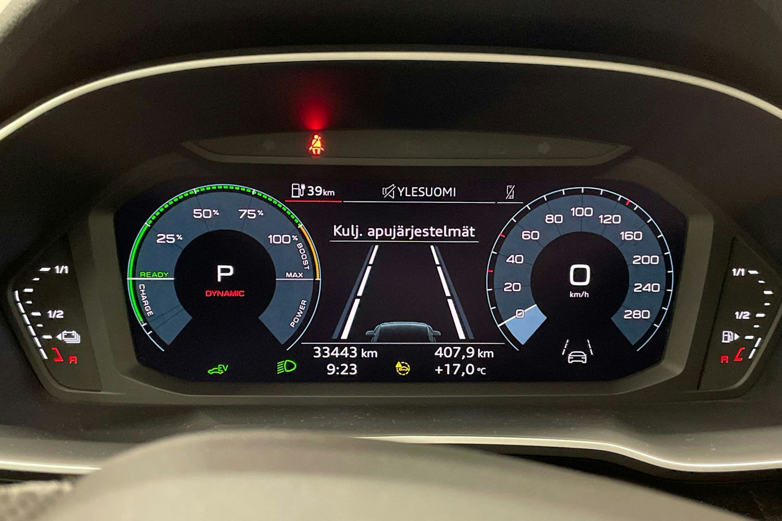 harmaa Audi Q3 2022 kuva 15.