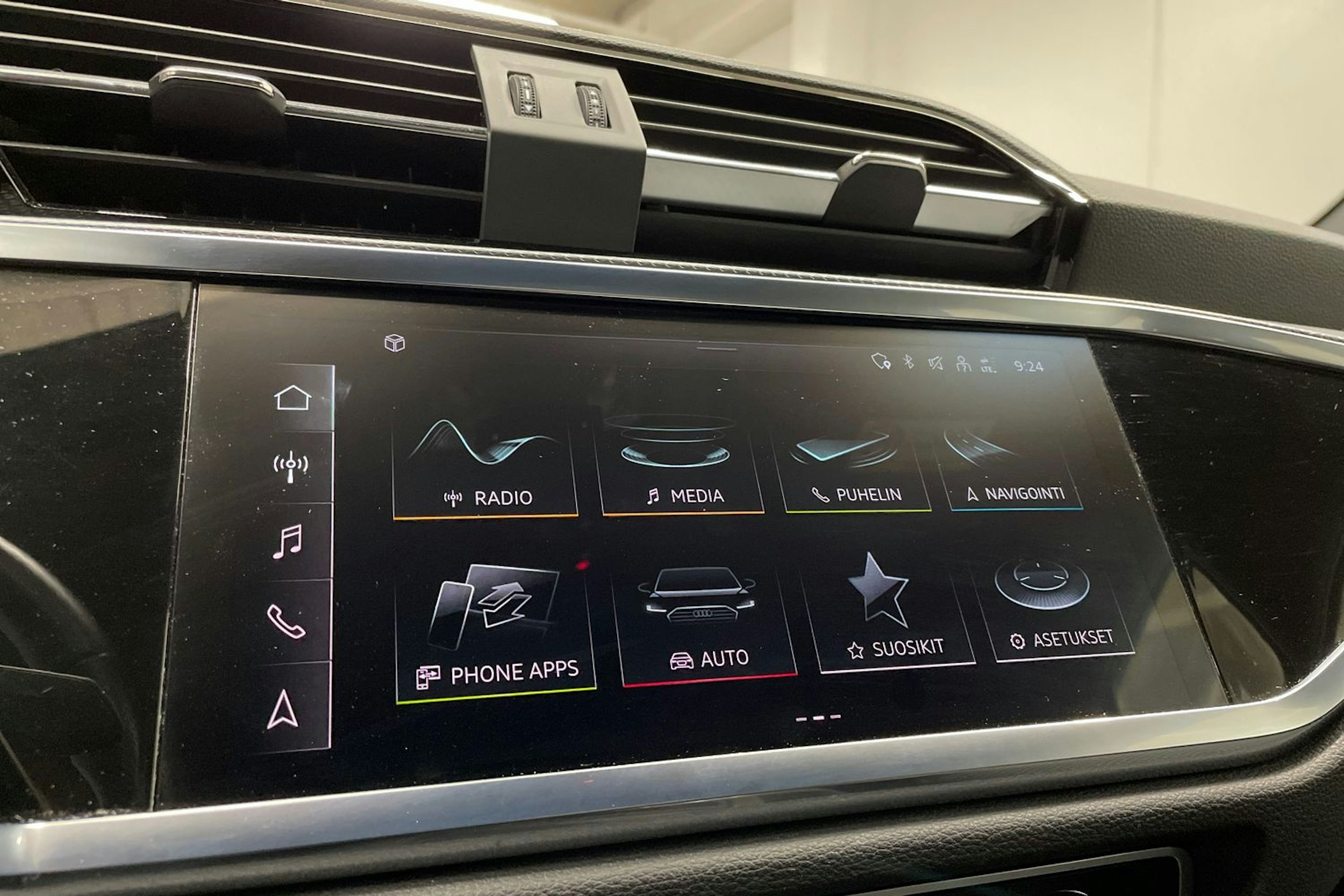 harmaa Audi Q3 2022 kuva 16.