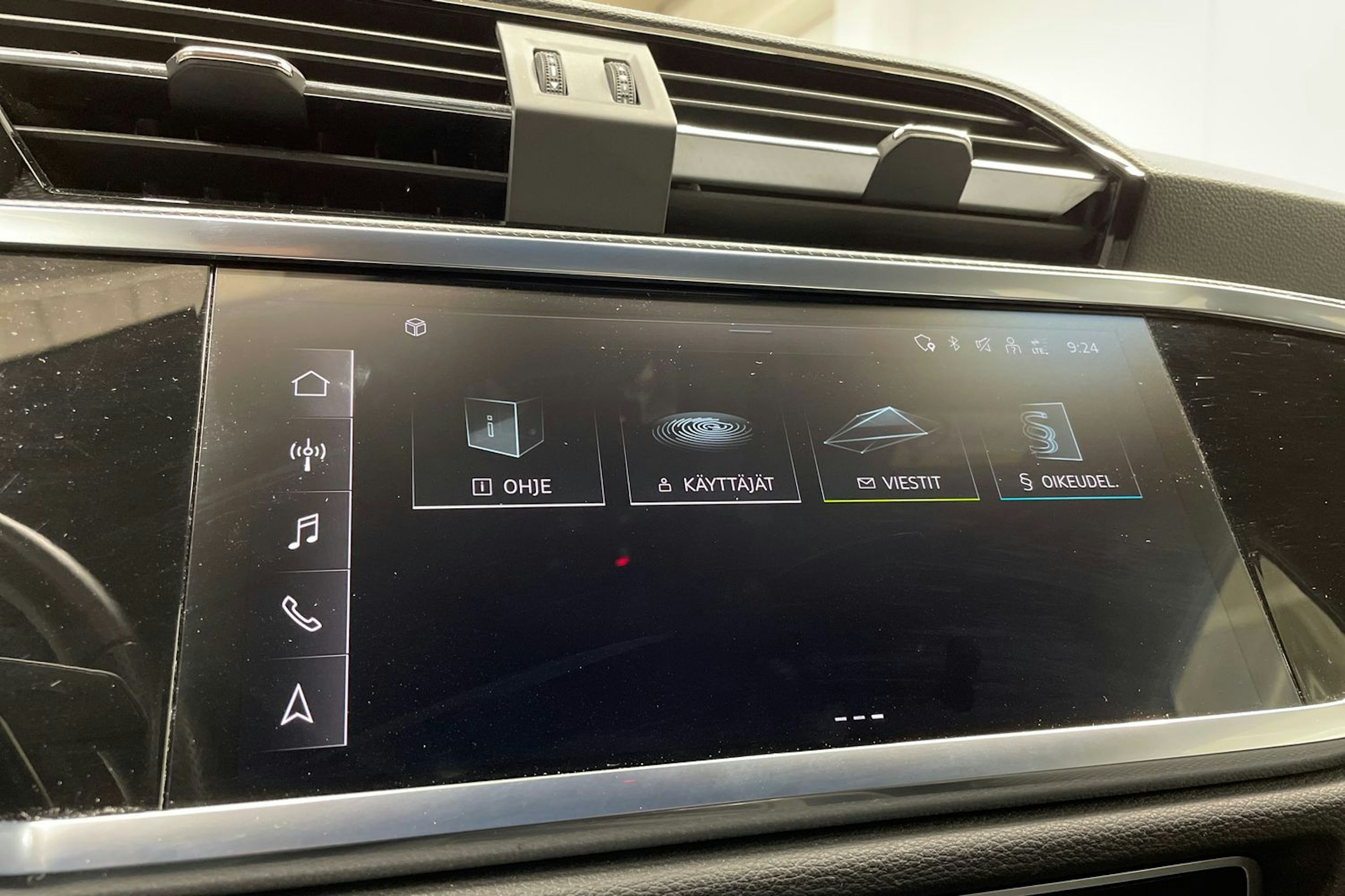 harmaa Audi Q3 2022 kuva 17.