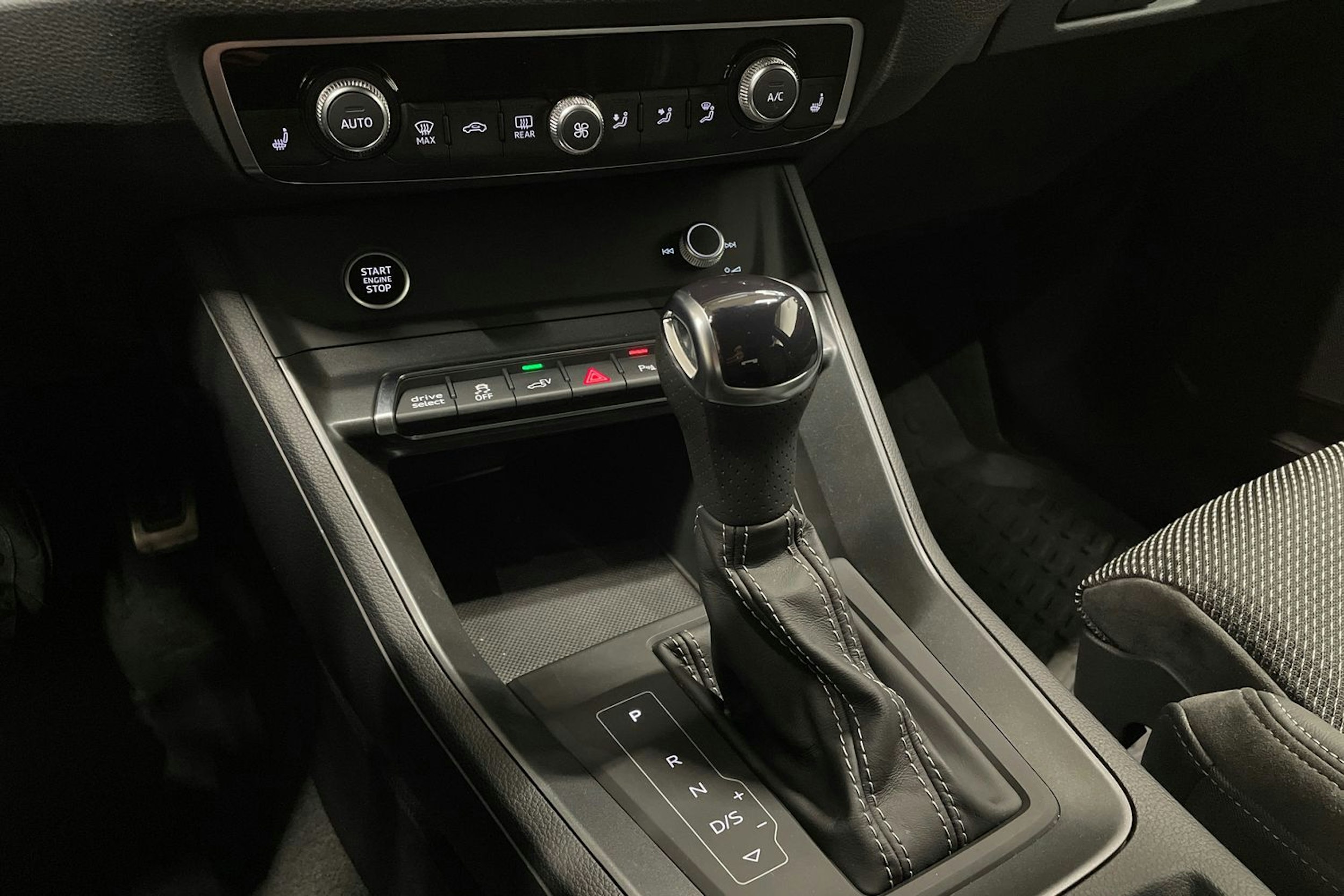 harmaa Audi Q3 2022 kuva 22.