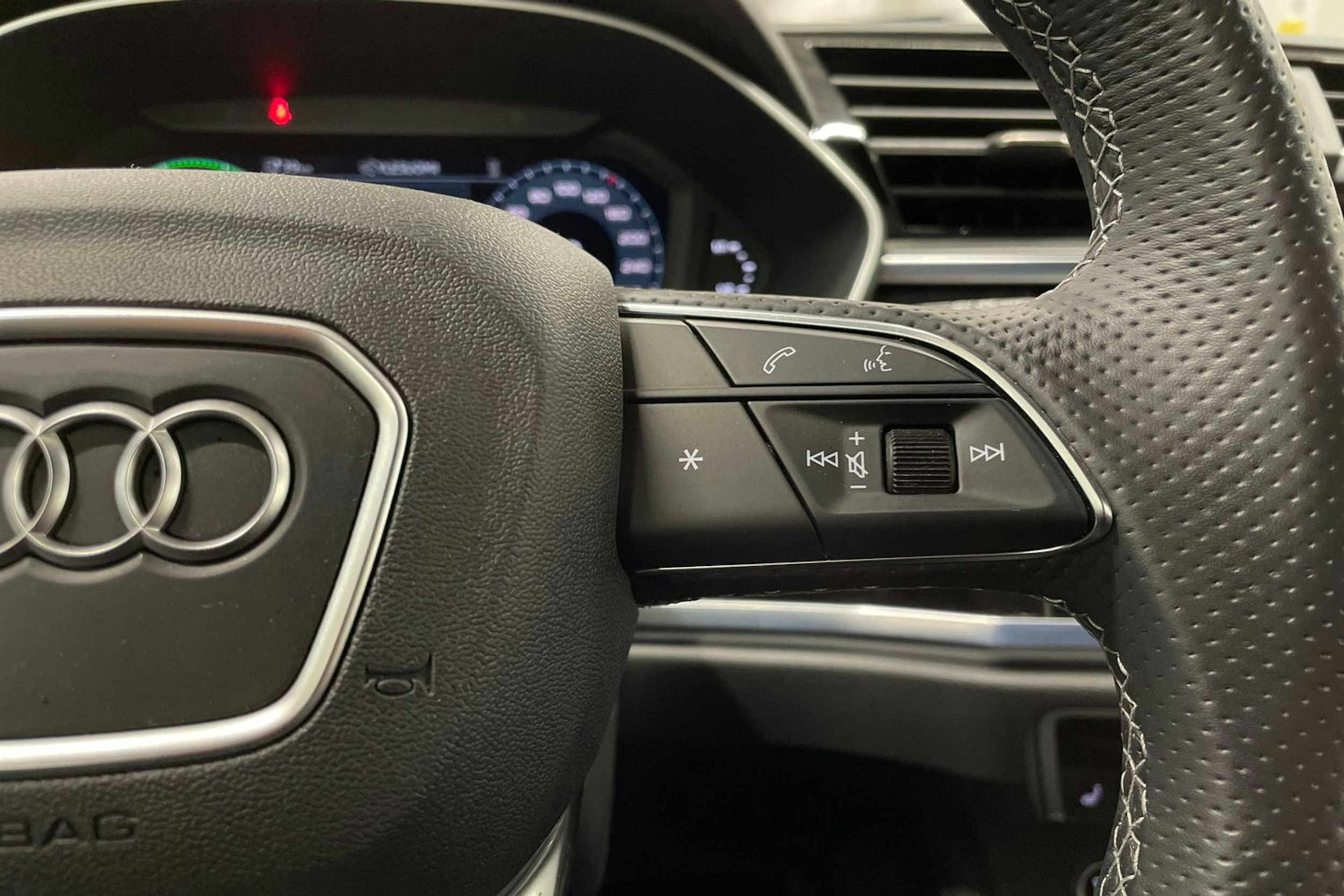 harmaa Audi Q3 2022 kuva 24.