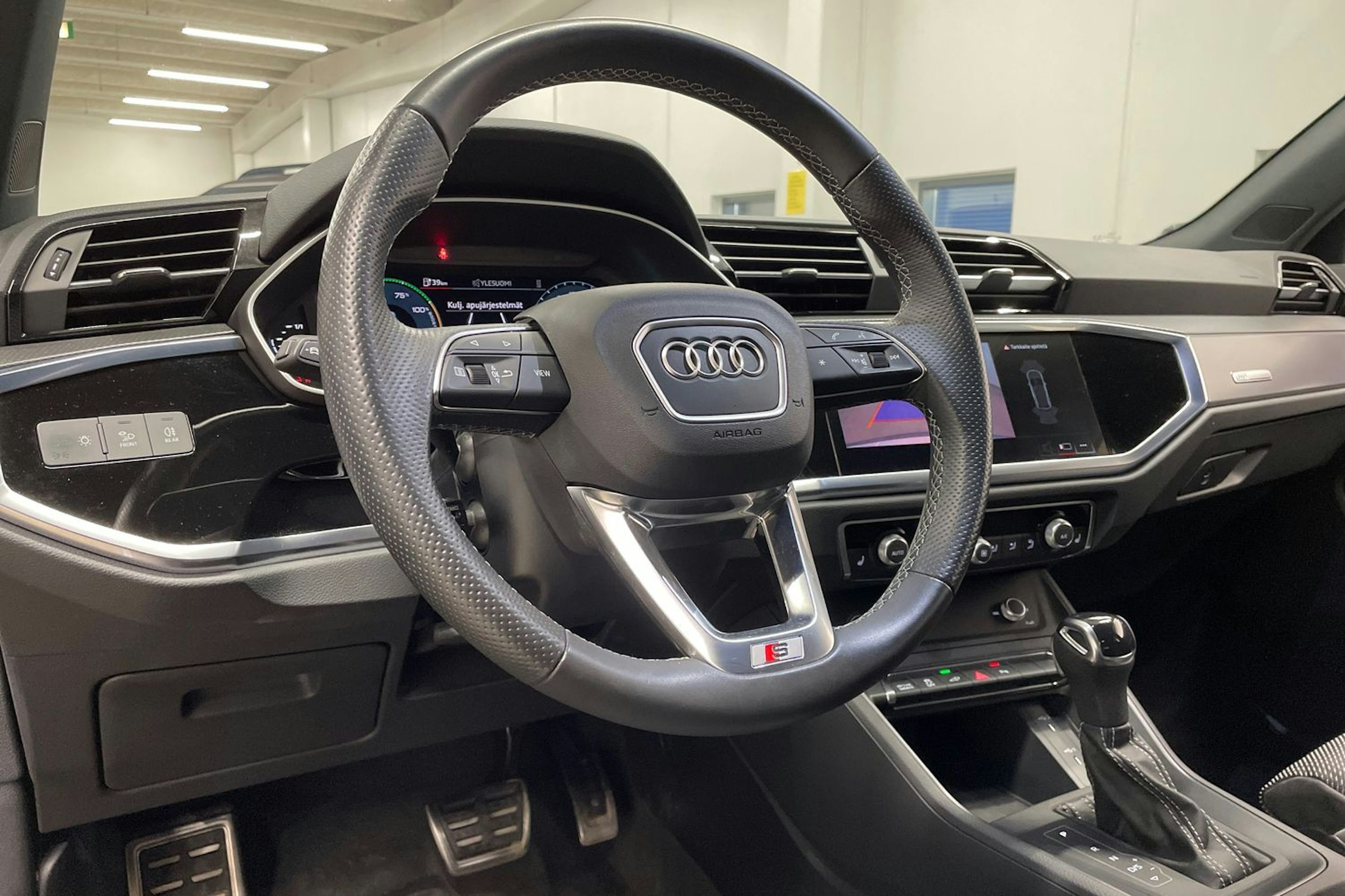 harmaa Audi Q3 2022 kuva 28.