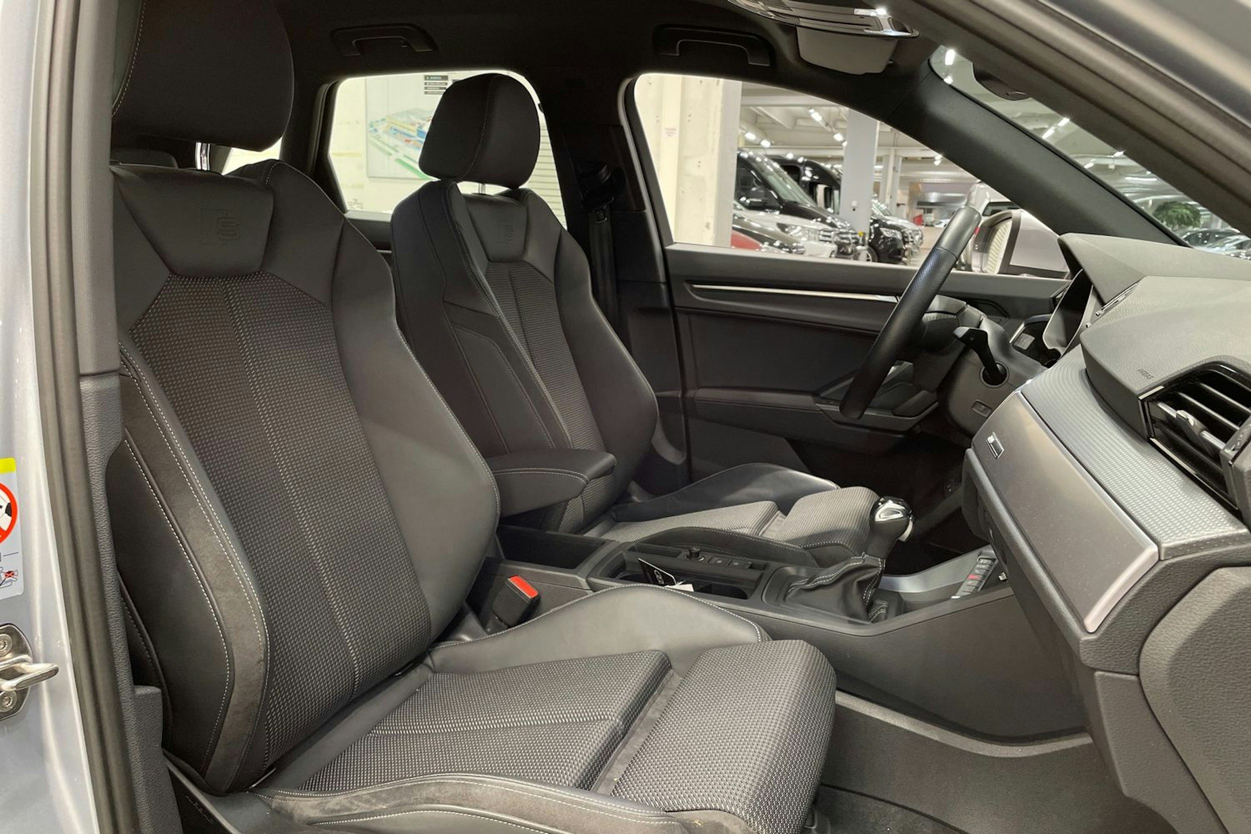 harmaa Audi Q3 2022 kuva 29.