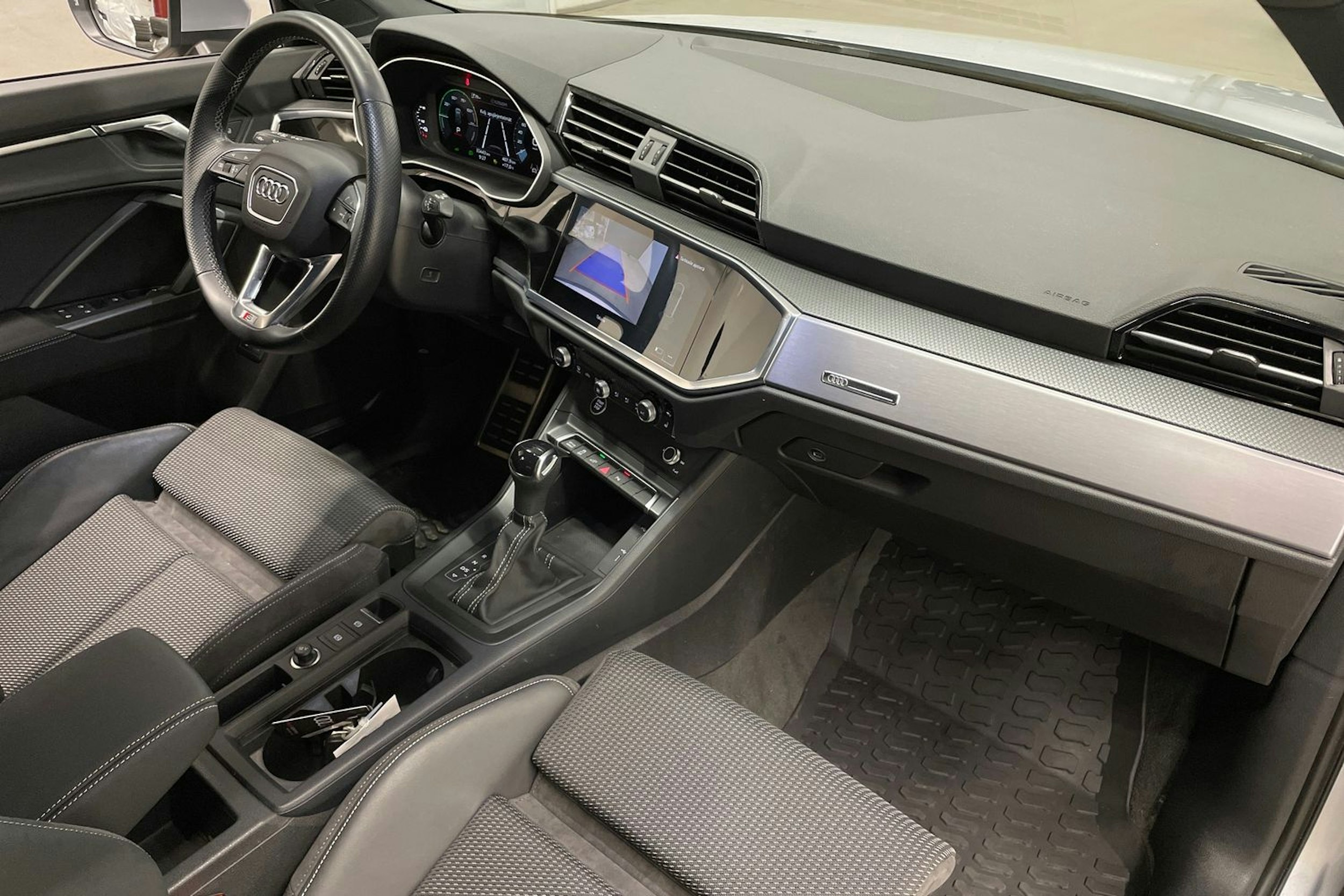 harmaa Audi Q3 2022 kuva 30.