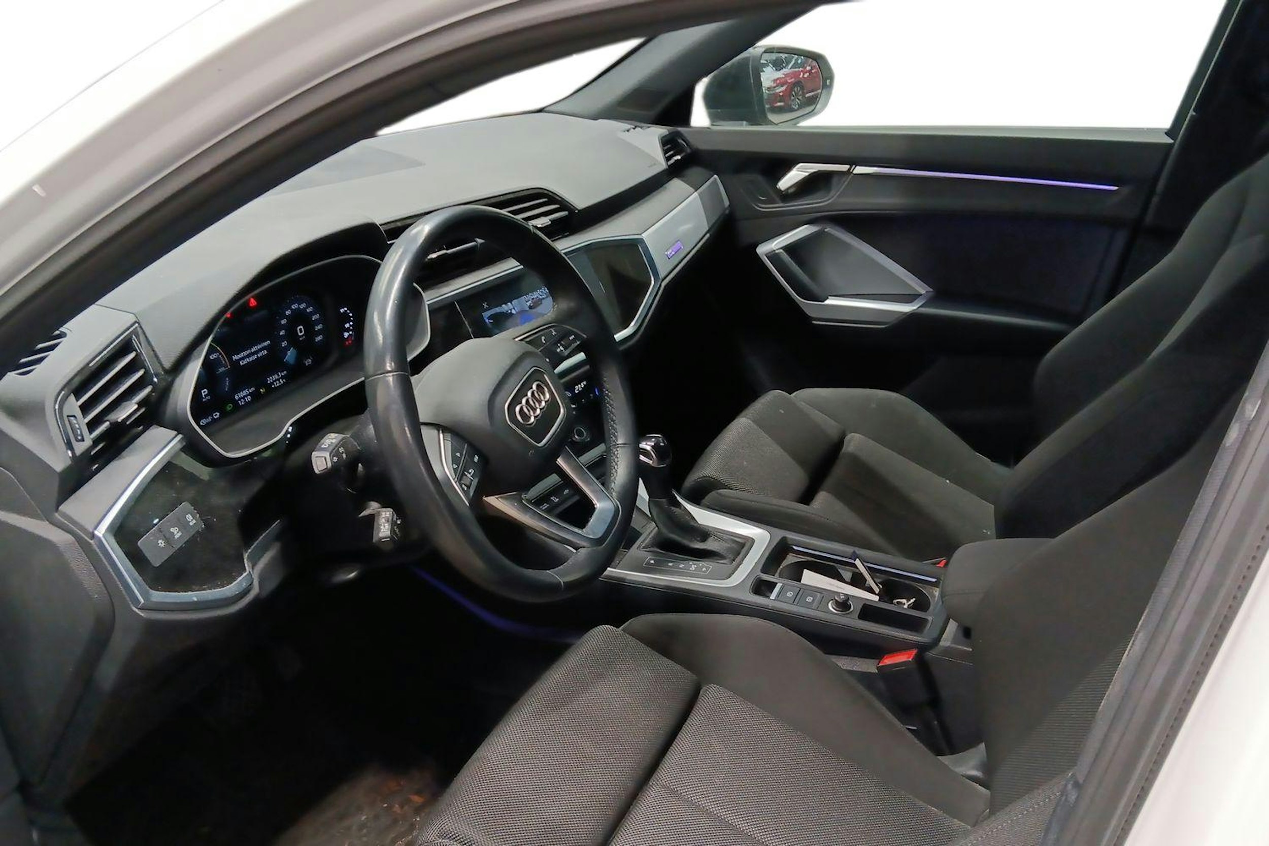 valkoinen Audi Q3 2022 kuva 3.