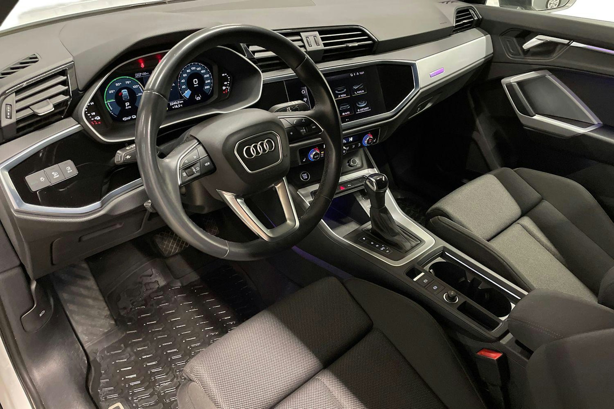 valkoinen Audi Q3 2022 kuva 7.