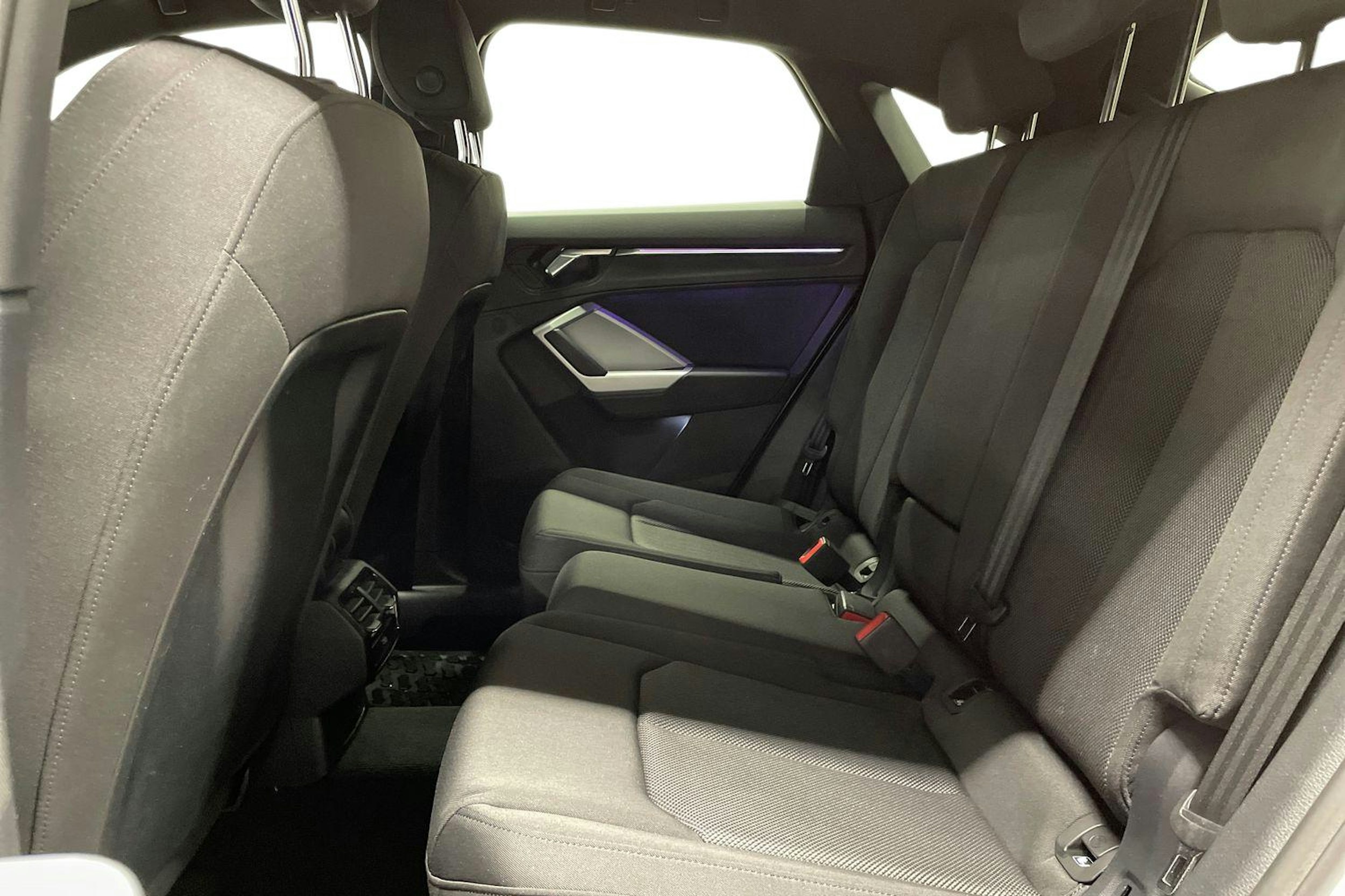 valkoinen Audi Q3 2022 kuva 10.