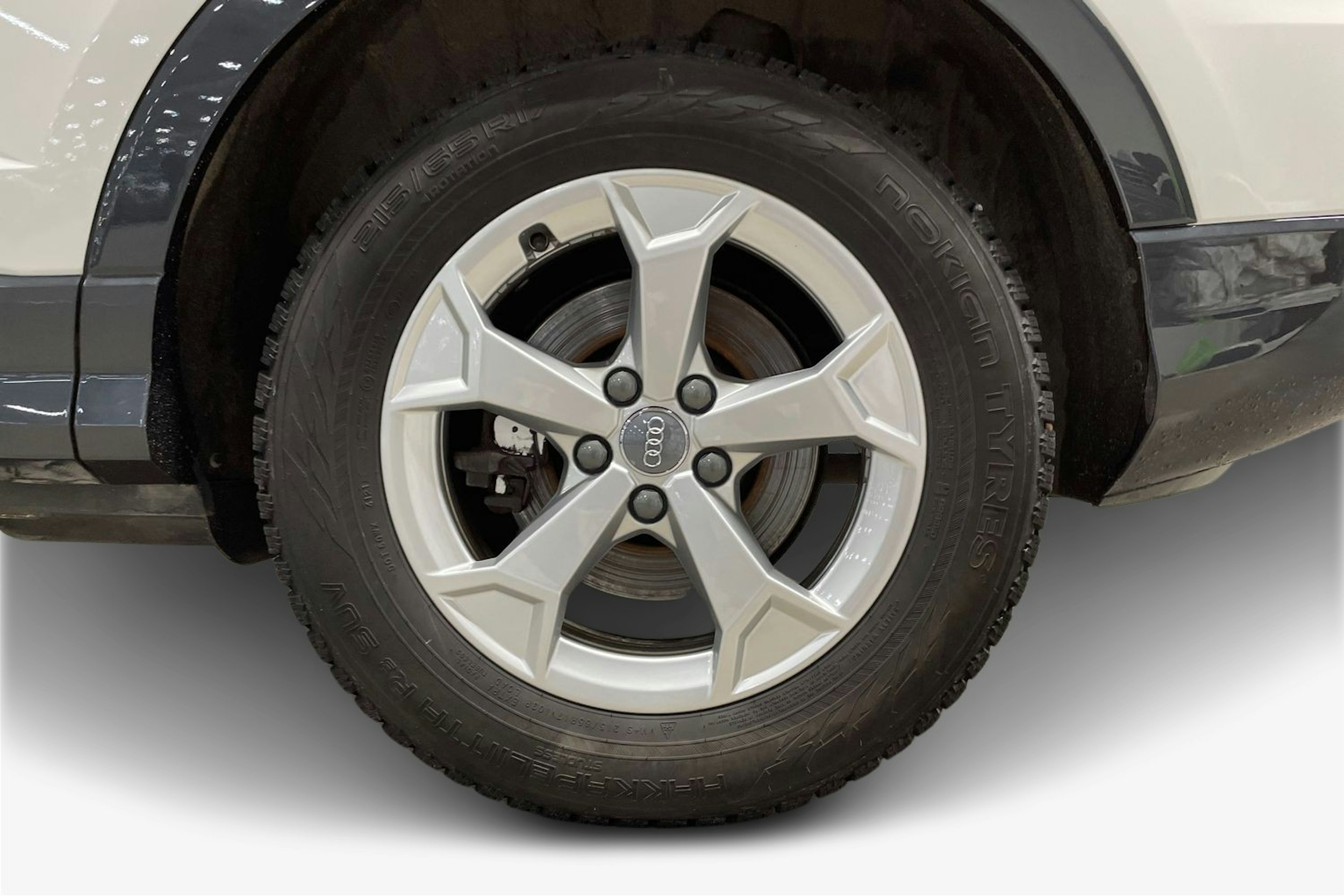 valkoinen Audi Q3 2022 kuva 11.