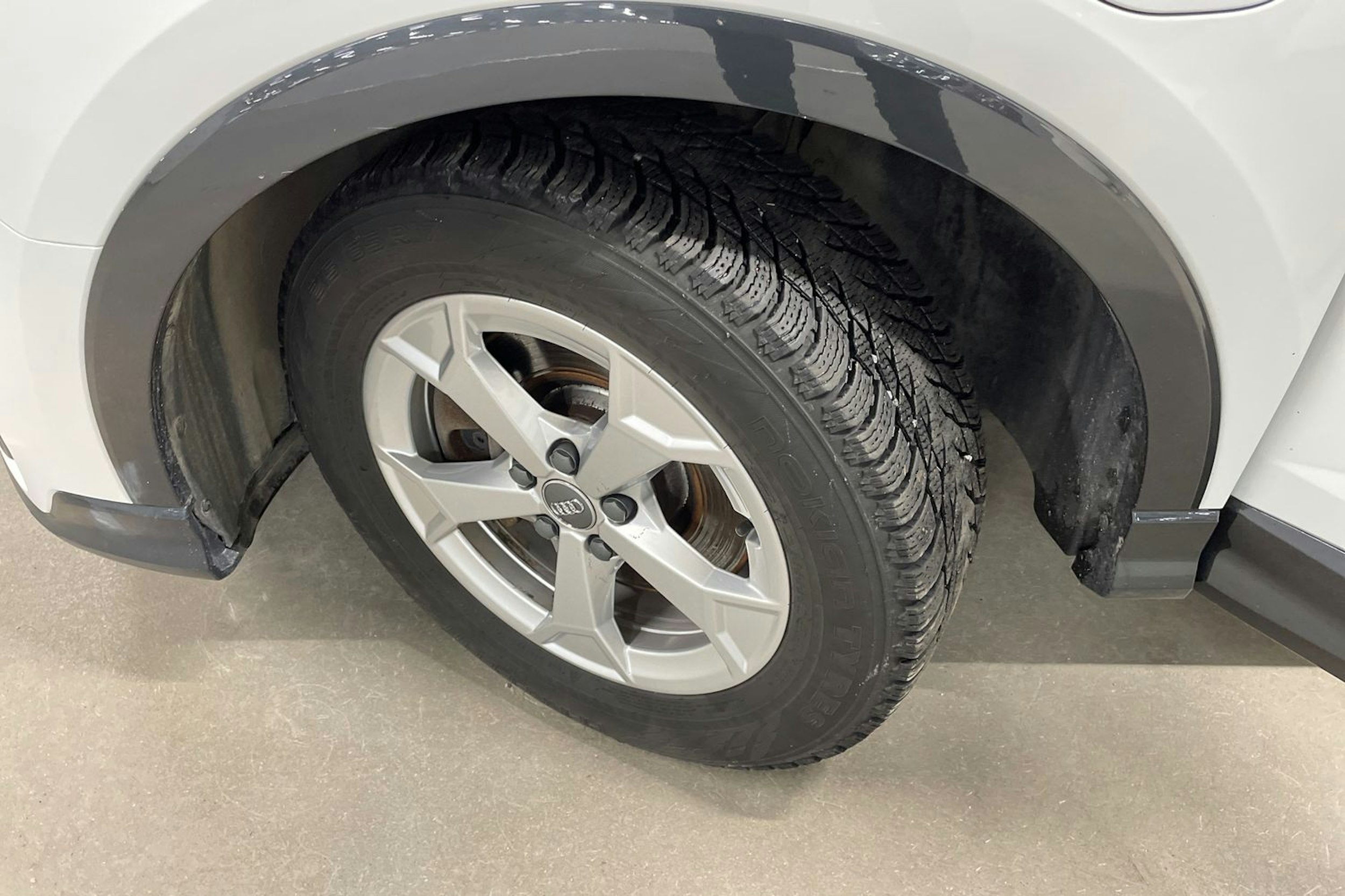 valkoinen Audi Q3 2022 kuva 13.