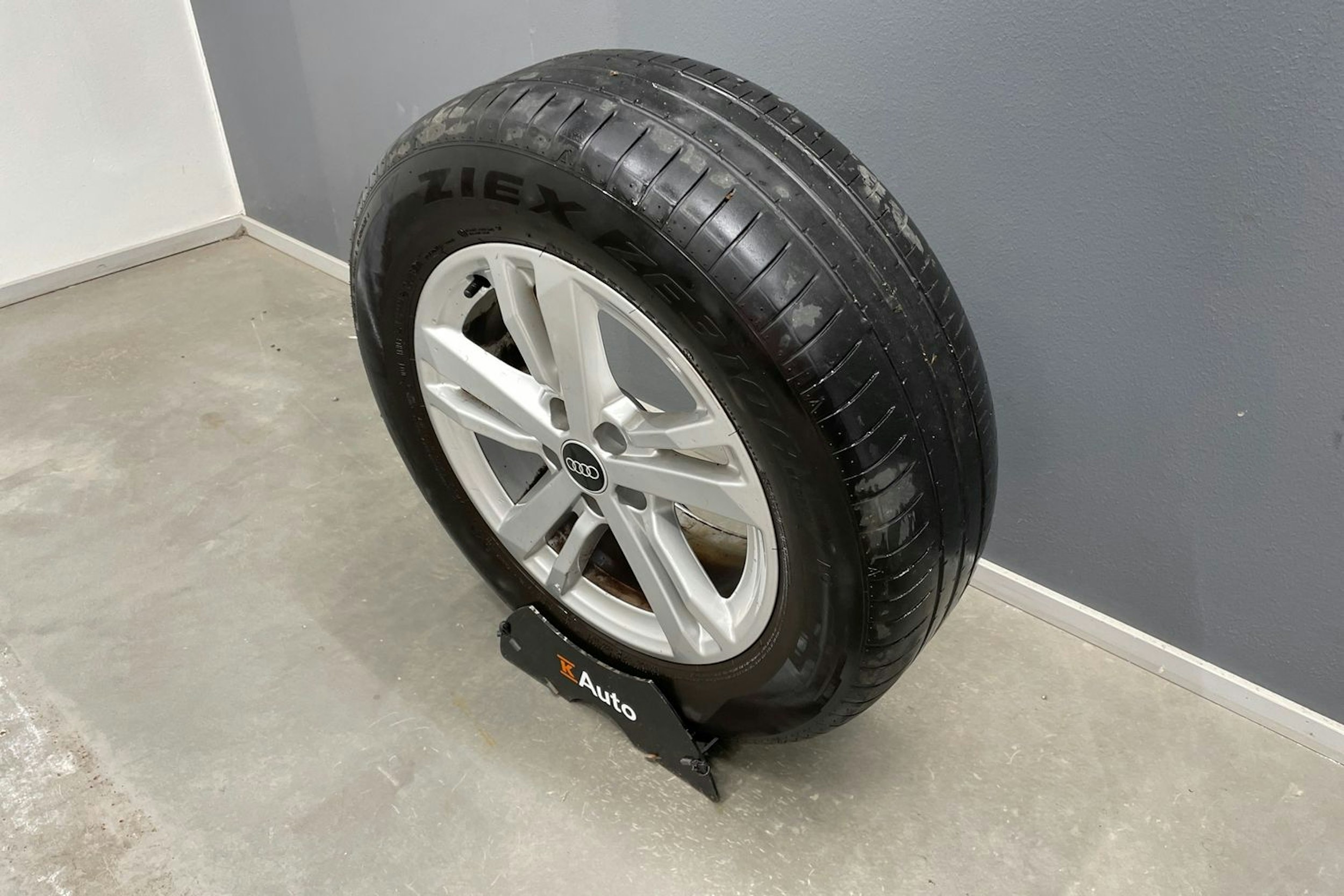 valkoinen Audi Q3 2022 kuva 14.