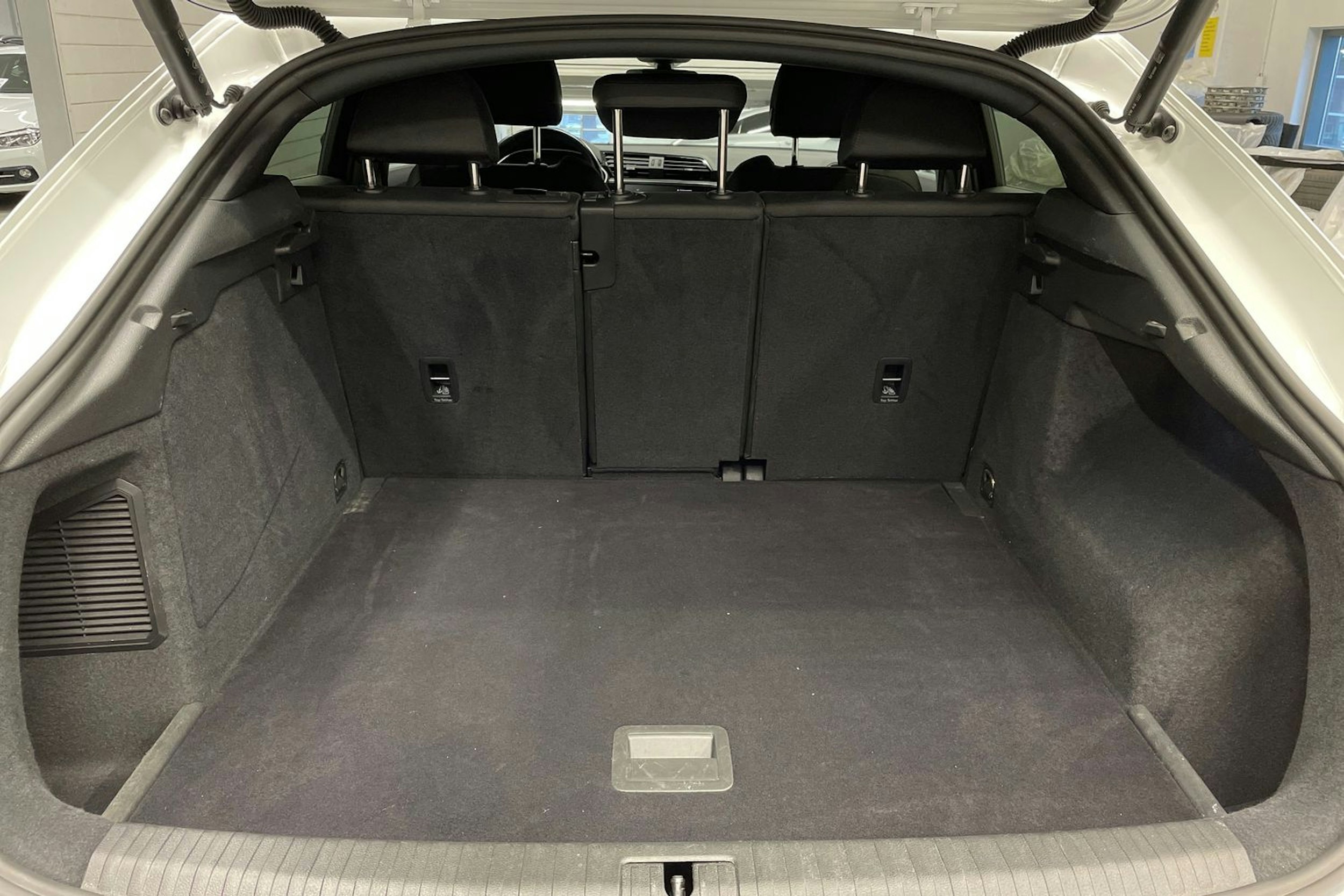 valkoinen Audi Q3 2022 kuva 15.