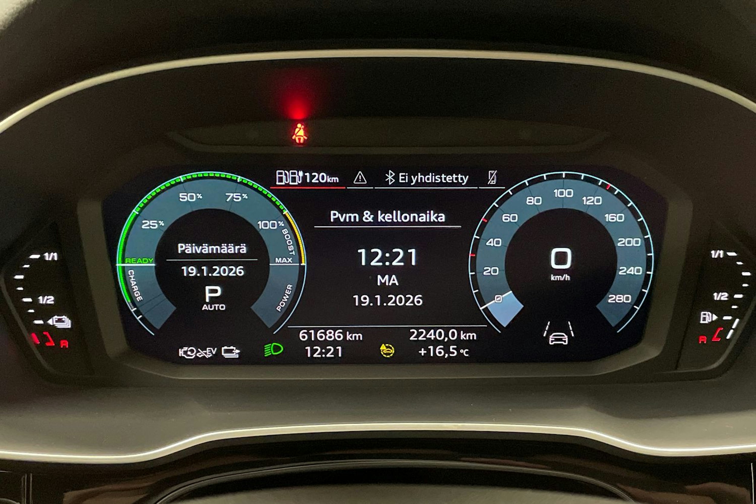 valkoinen Audi Q3 2022 kuva 16.