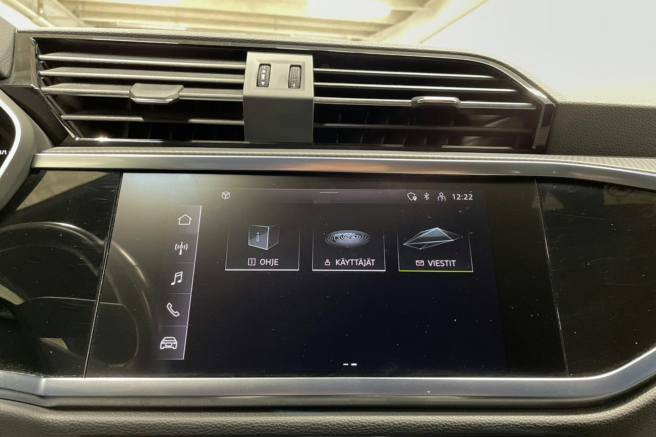 valkoinen Audi Q3 2022 kuva 18.