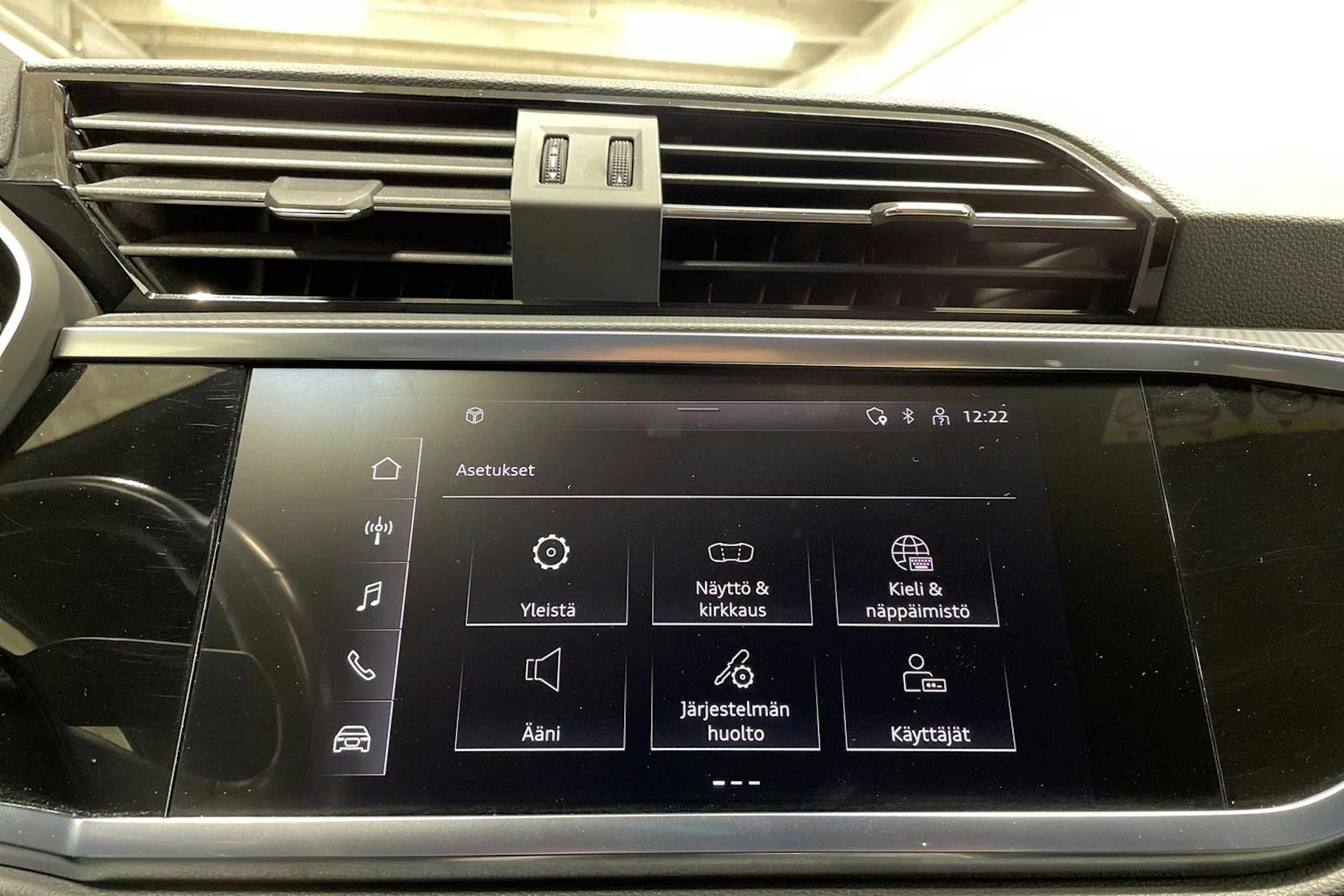 valkoinen Audi Q3 2022 kuva 19.