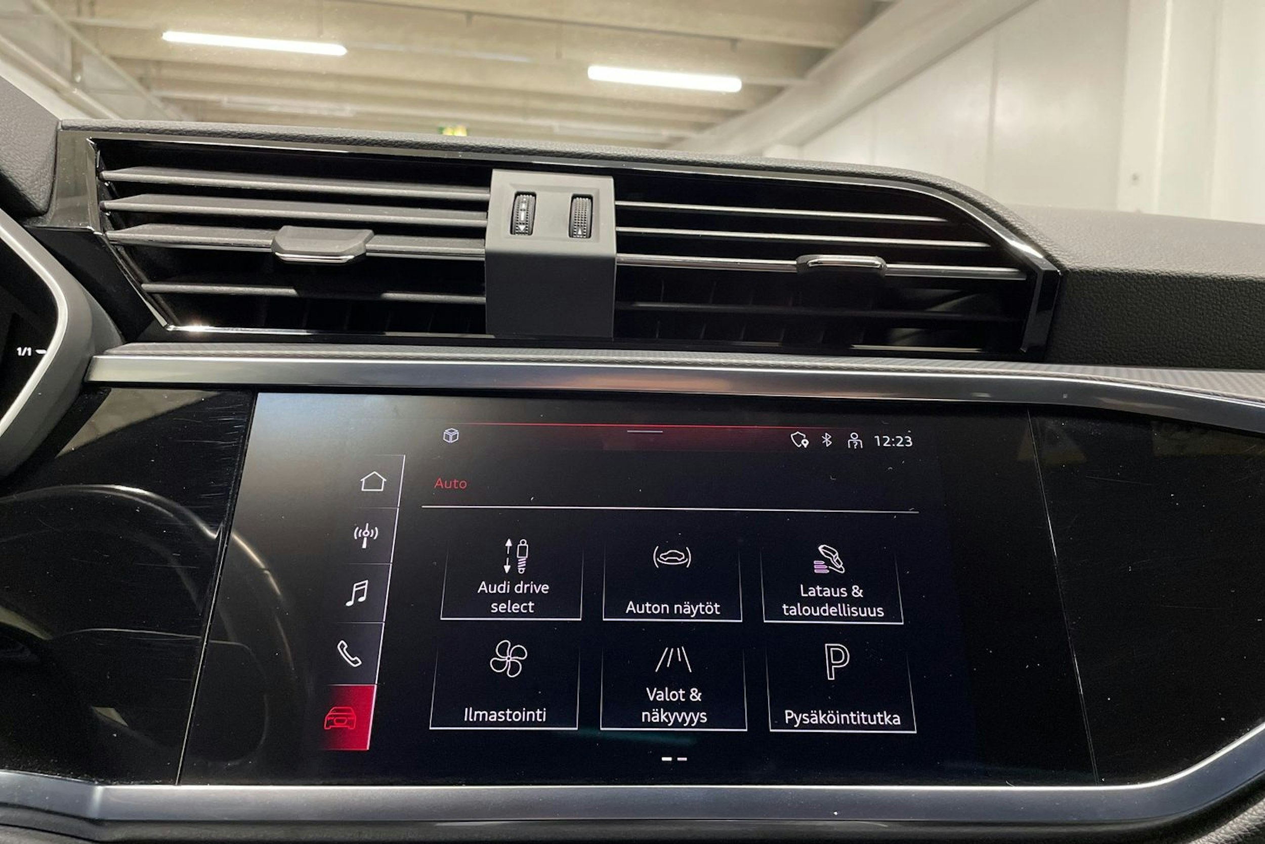 valkoinen Audi Q3 2022 kuva 22.