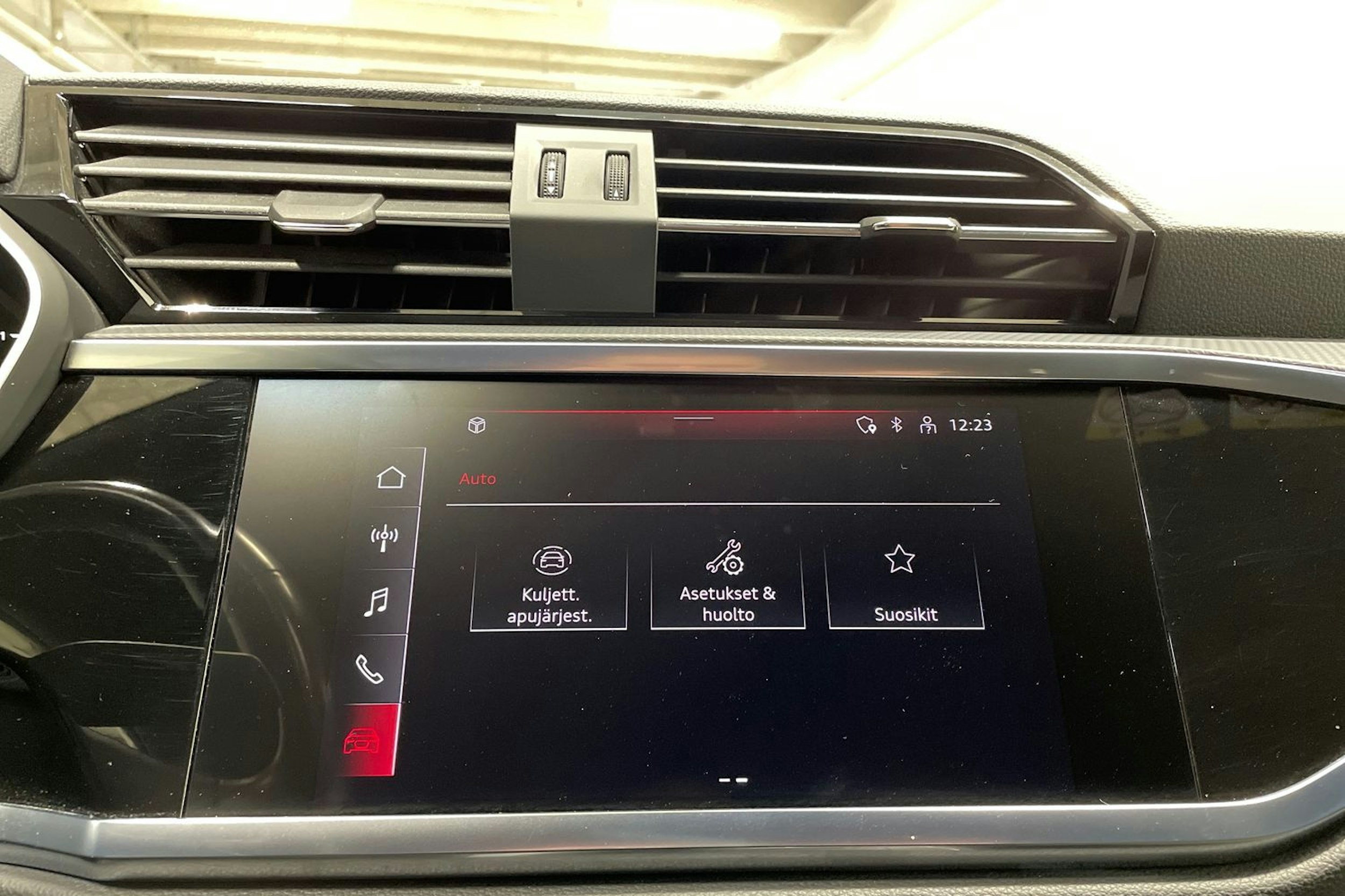 valkoinen Audi Q3 2022 kuva 23.