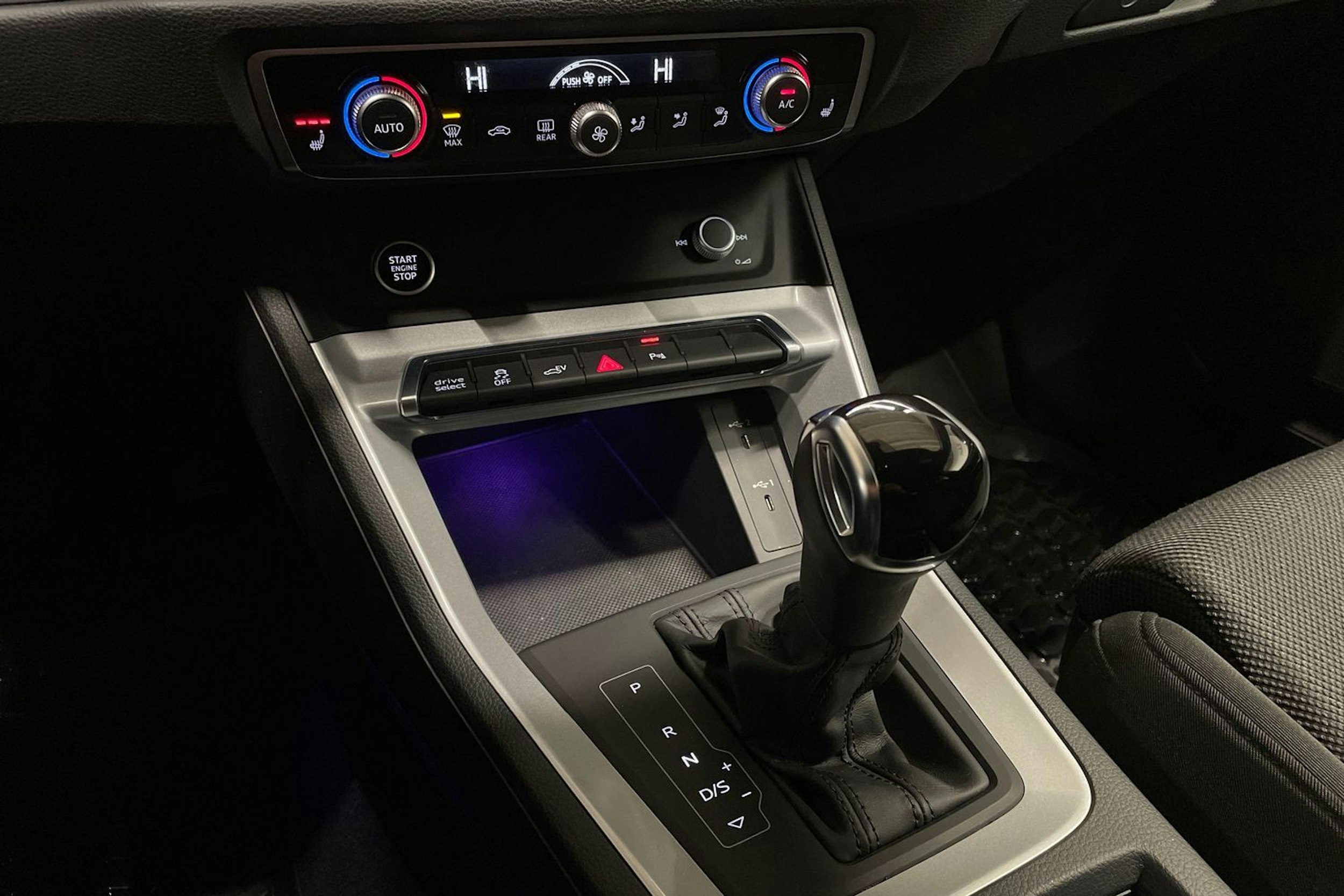 valkoinen Audi Q3 2022 kuva 25.