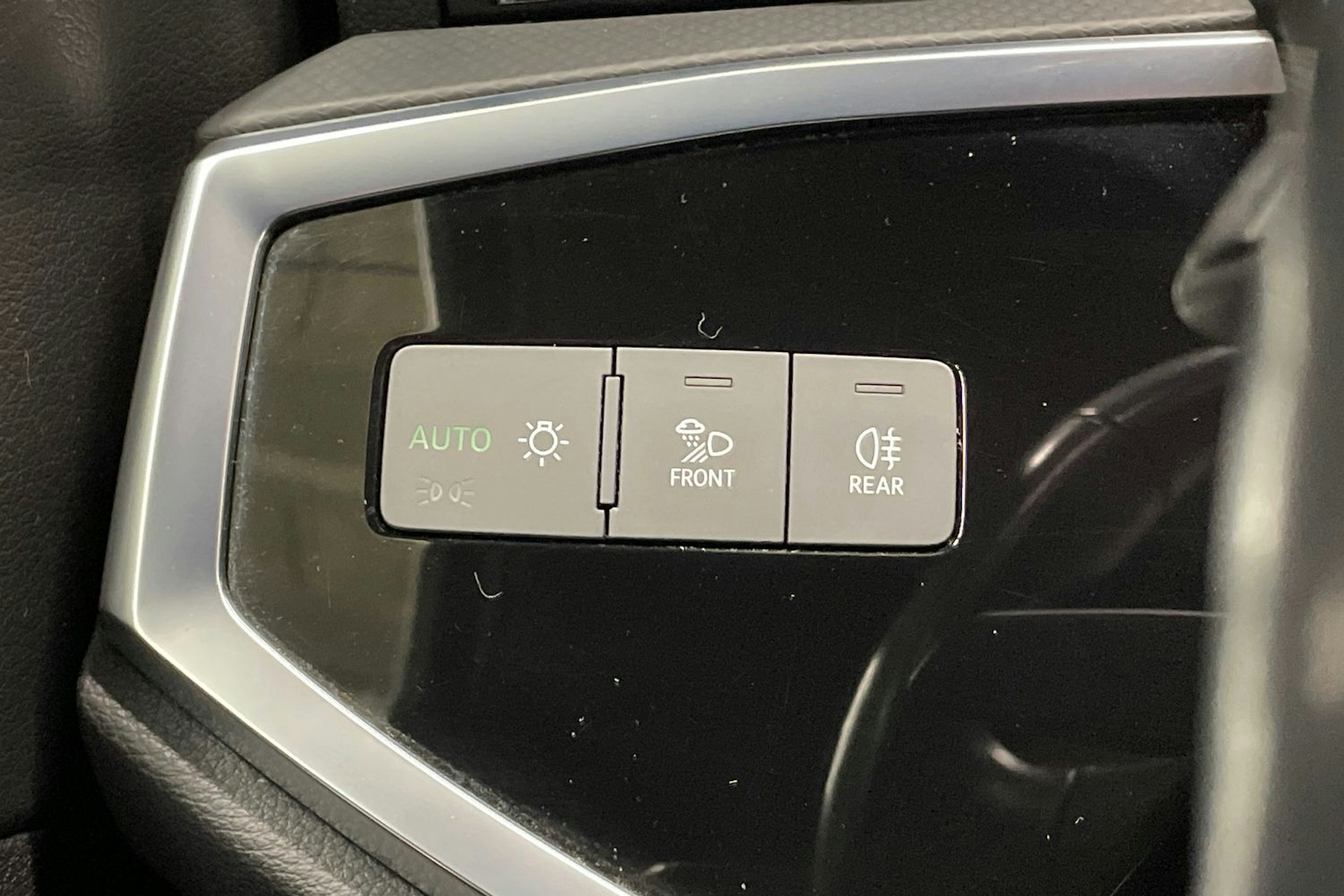 valkoinen Audi Q3 2022 kuva 26.