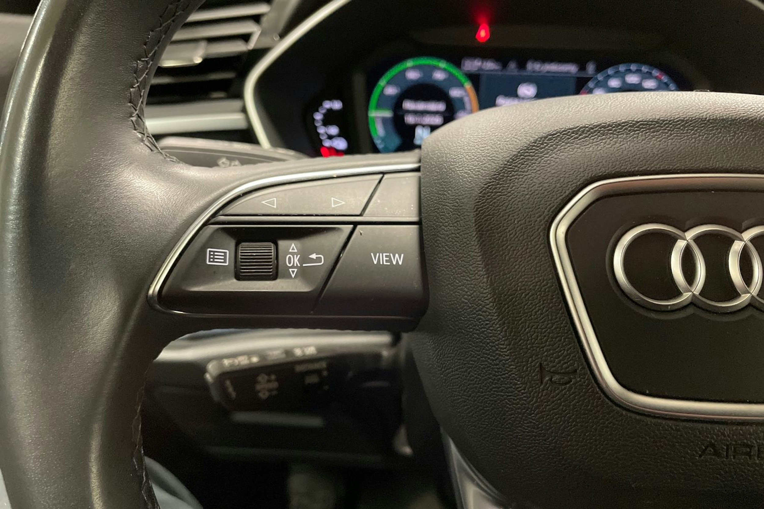 valkoinen Audi Q3 2022 kuva 27.