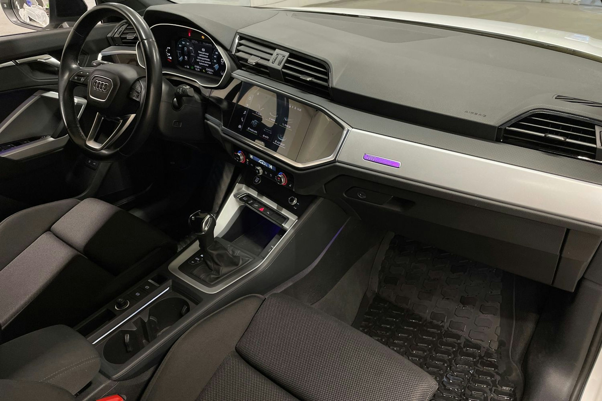 valkoinen Audi Q3 2022 kuva 32.