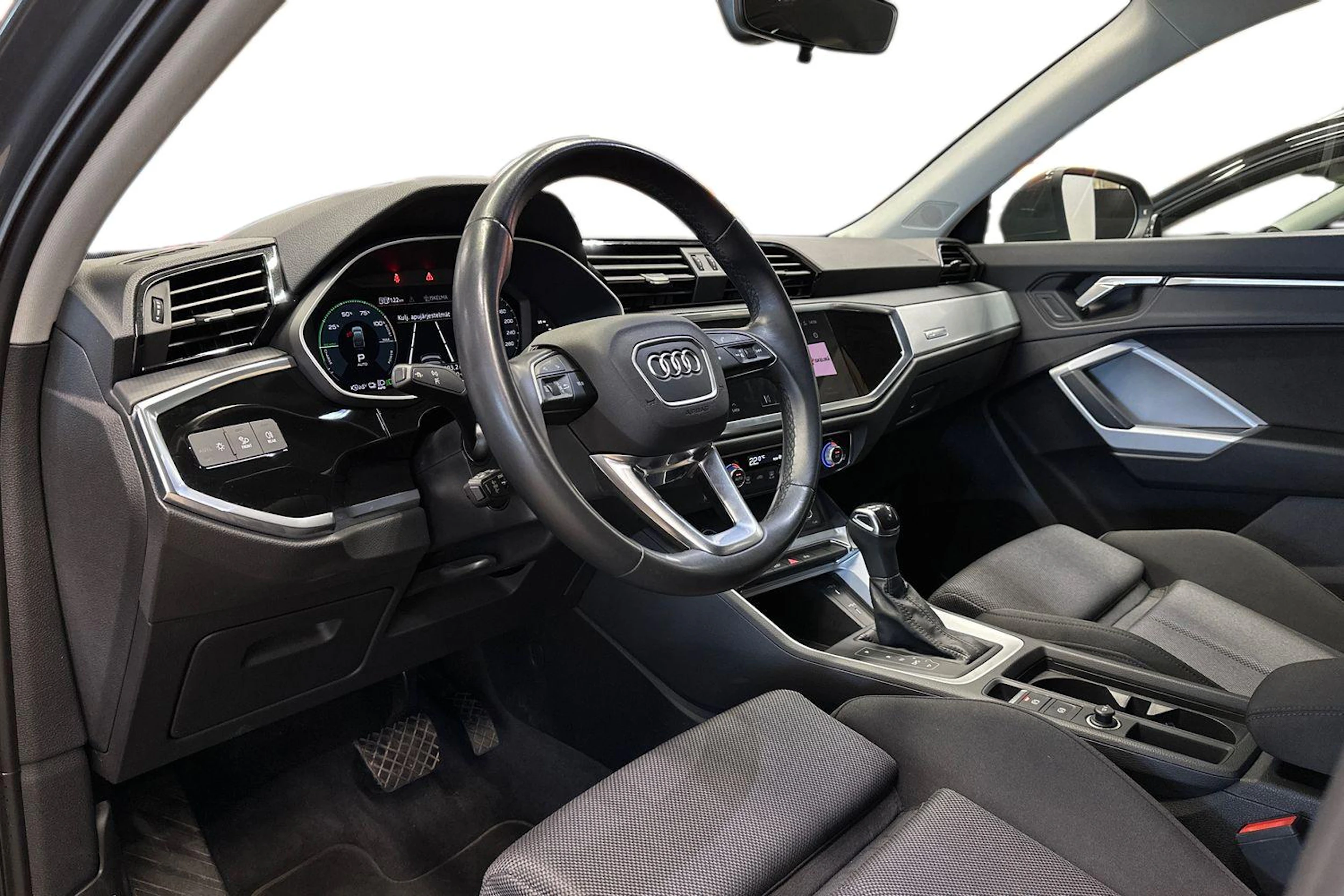 harmaa Audi Q3 2022 kuva 8.