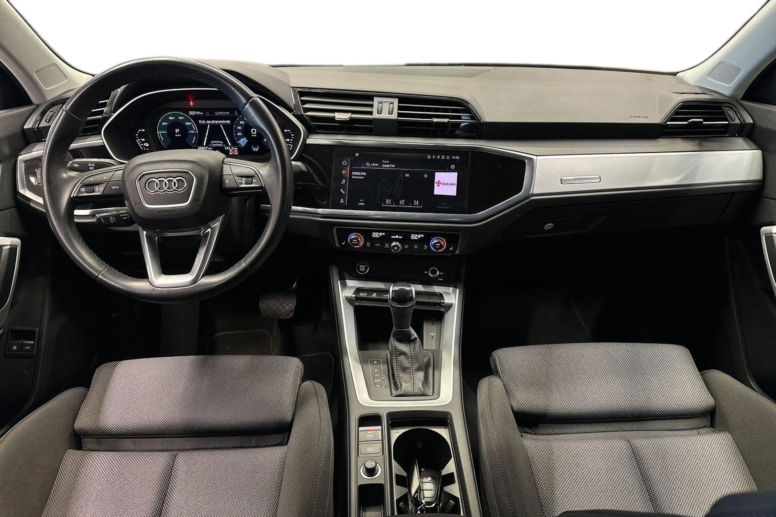harmaa Audi Q3 2022 kuva 9.