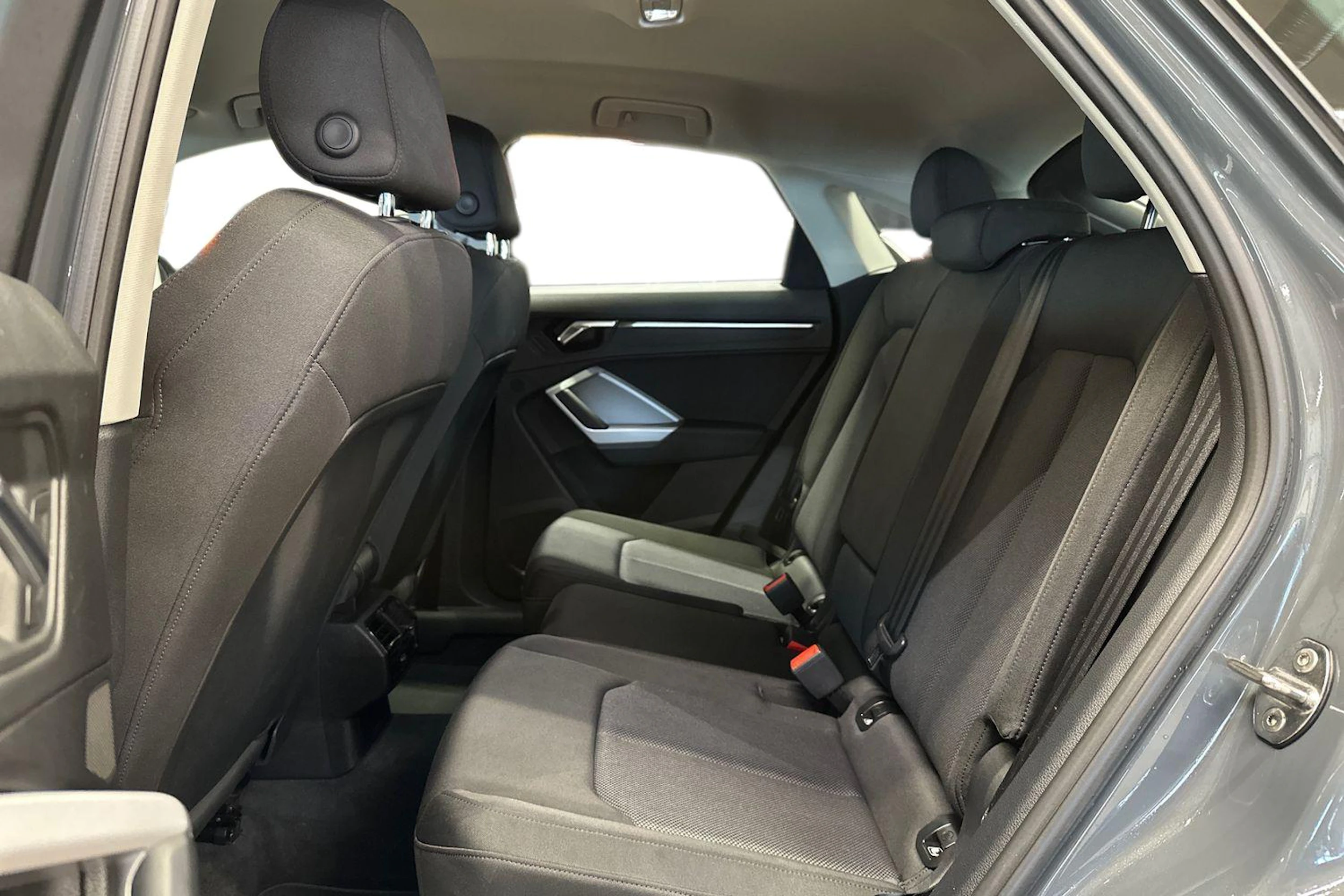 harmaa Audi Q3 2022 kuva 11.