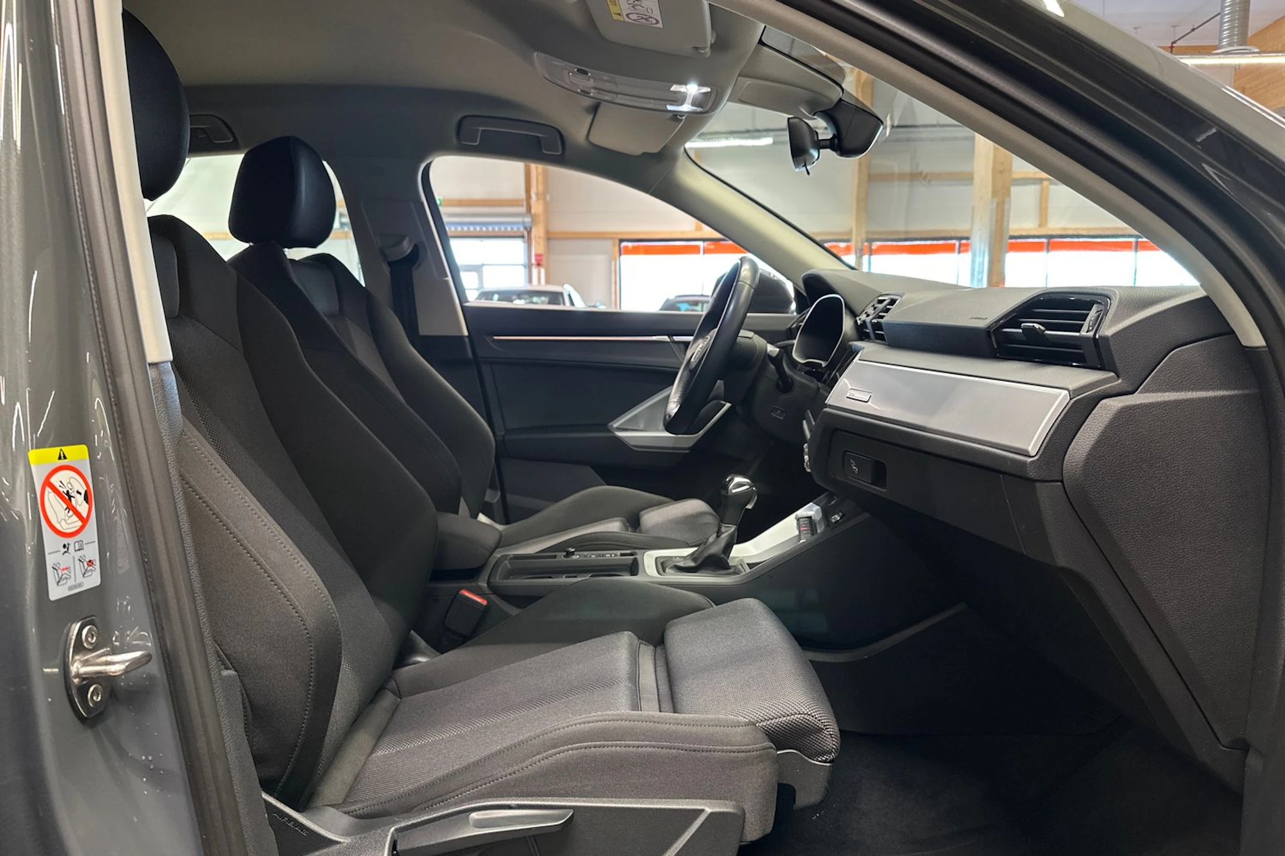 harmaa Audi Q3 2022 kuva 15.