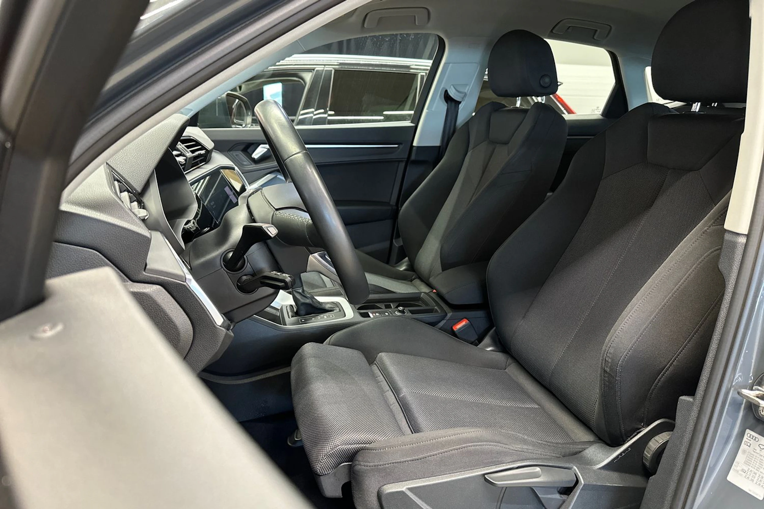 harmaa Audi Q3 2022 kuva 16.