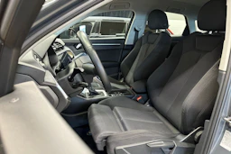 harmaa Audi Q3 2022 kuva 16.