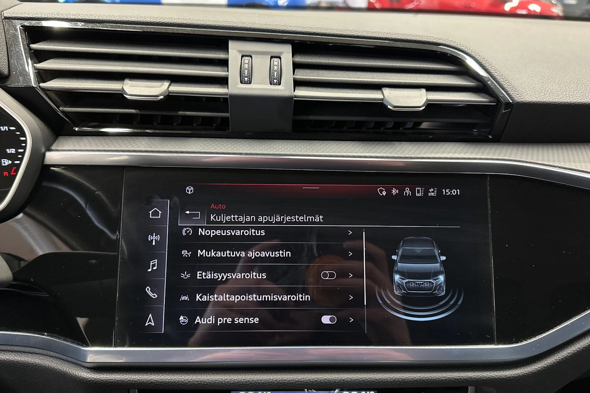 harmaa Audi Q3 2022 kuva 20.