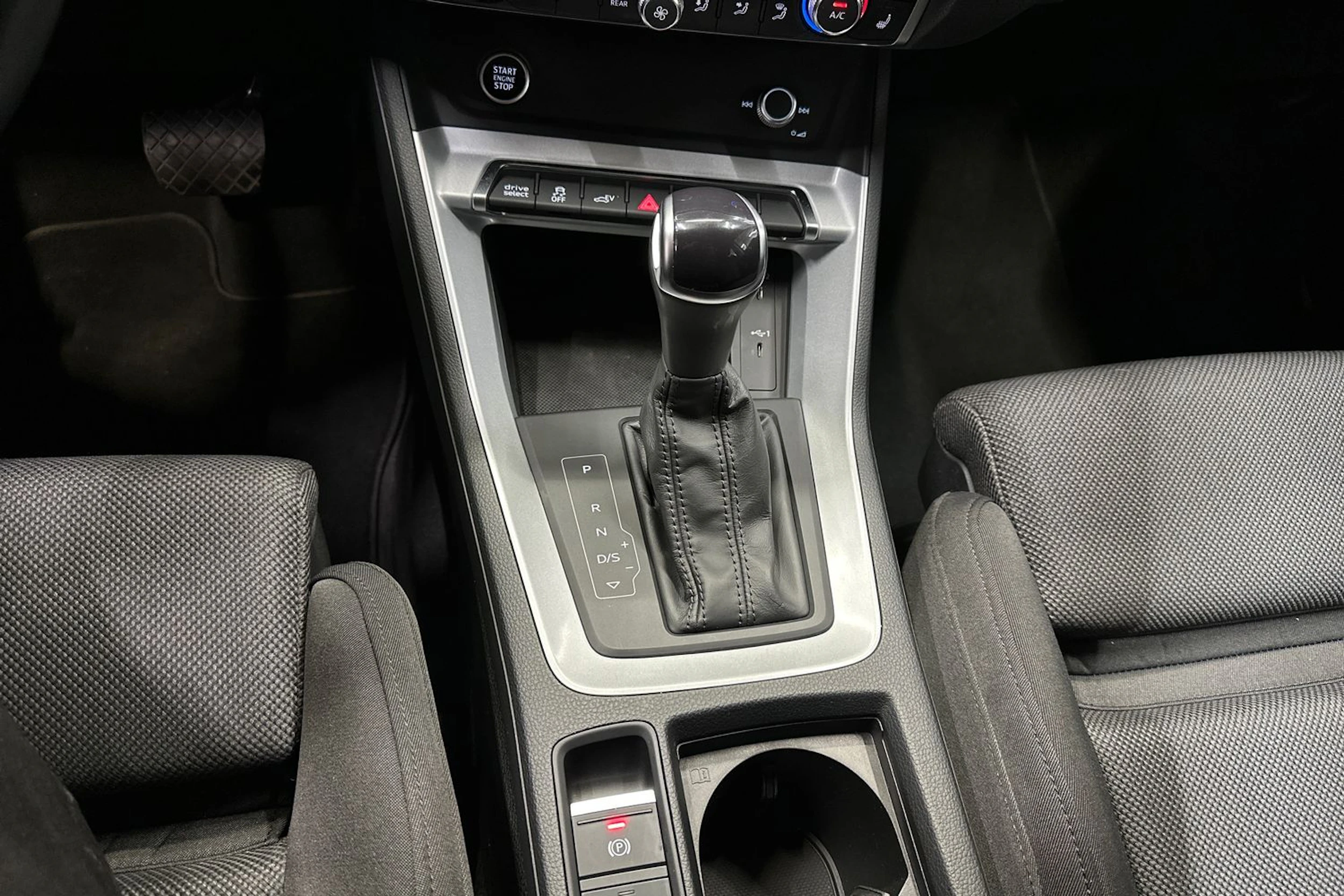 harmaa Audi Q3 2022 kuva 22.