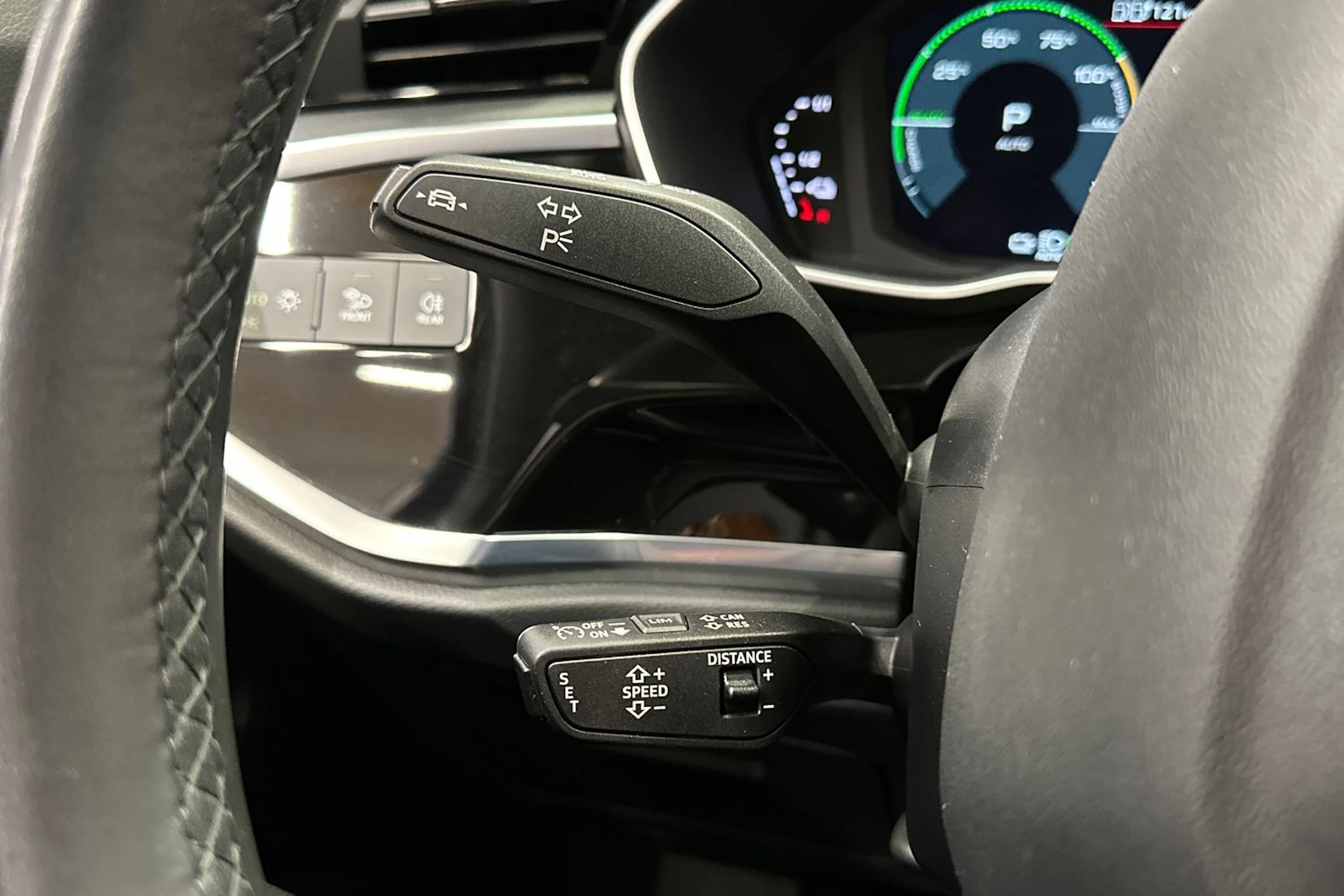 harmaa Audi Q3 2022 kuva 24.