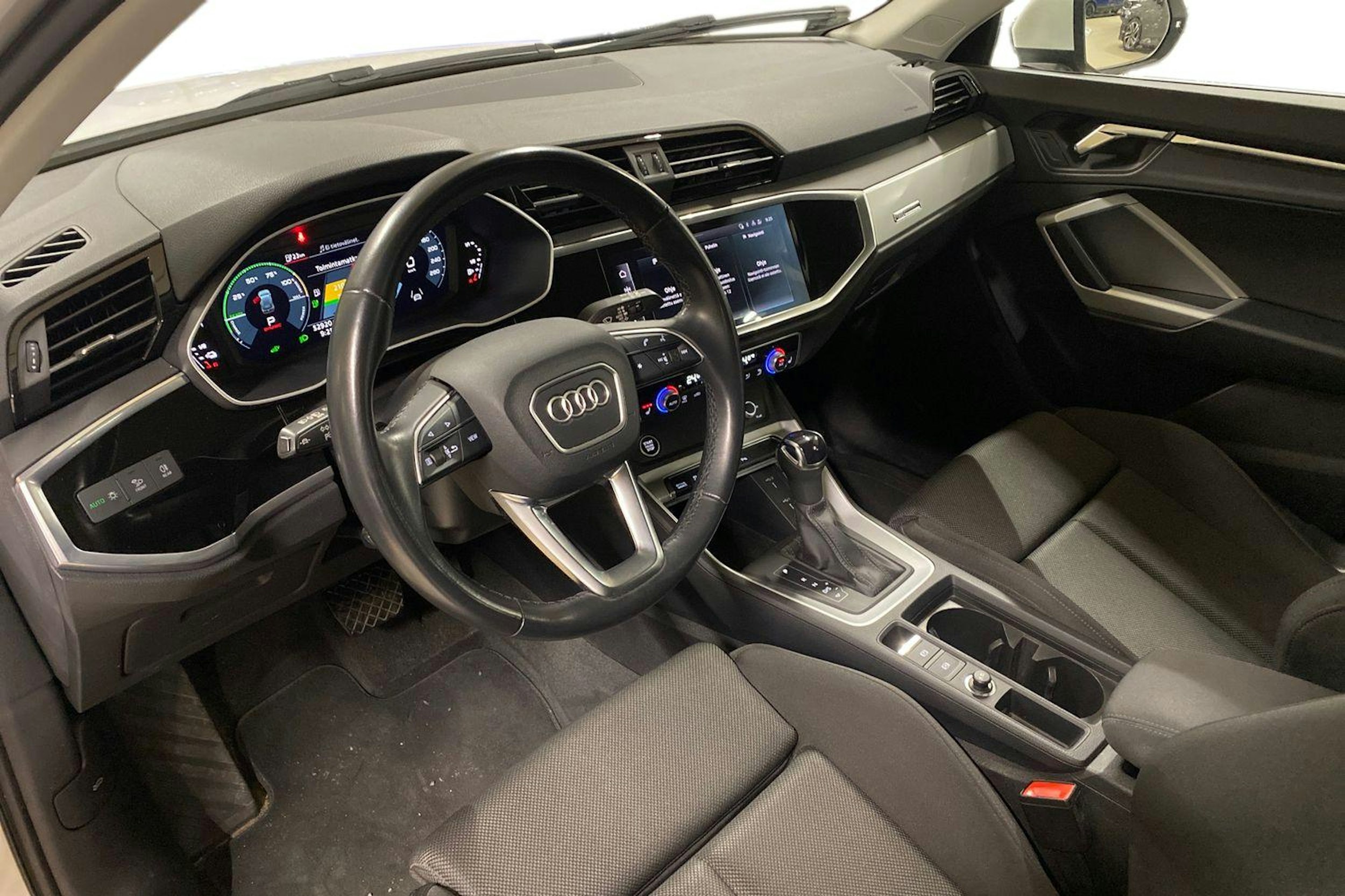 valkoinen Audi Q3 2022 kuva 3.