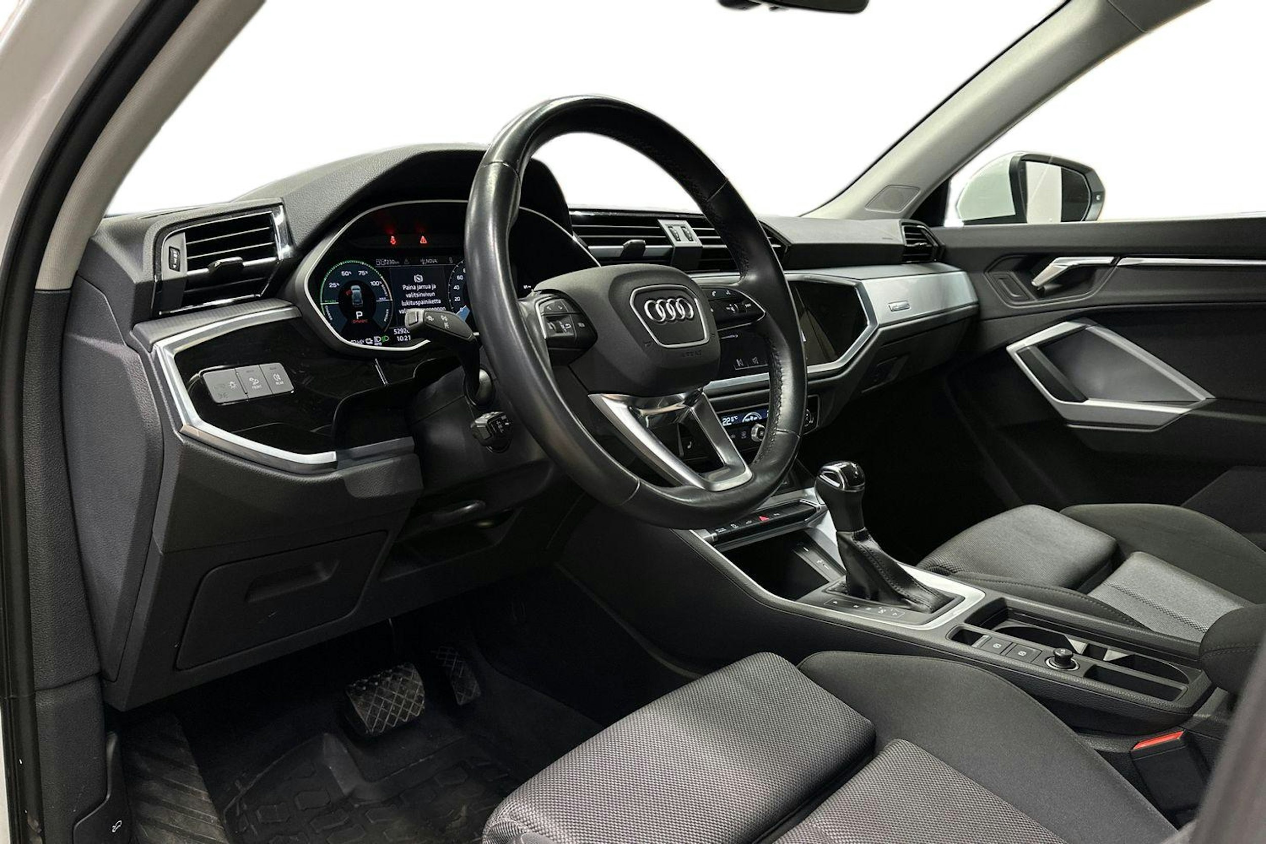 valkoinen Audi Q3 2022 kuva 7.