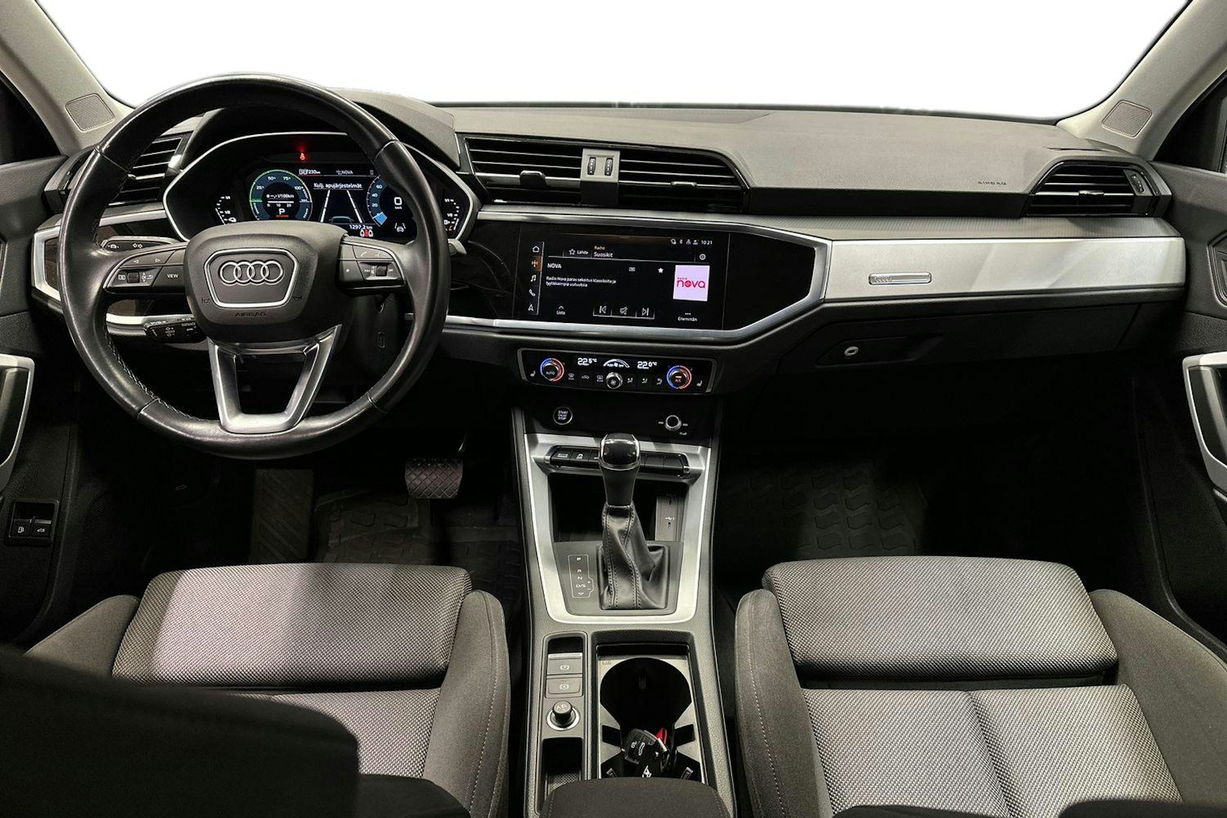 valkoinen Audi Q3 2022 kuva 9.