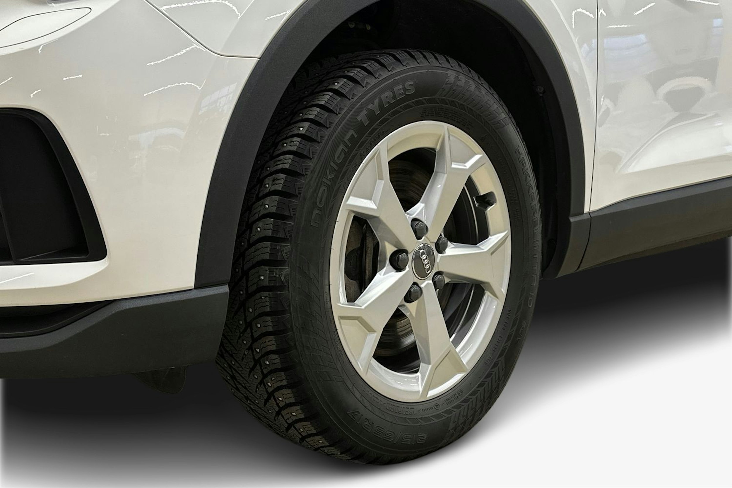 valkoinen Audi Q3 2022 kuva 11.