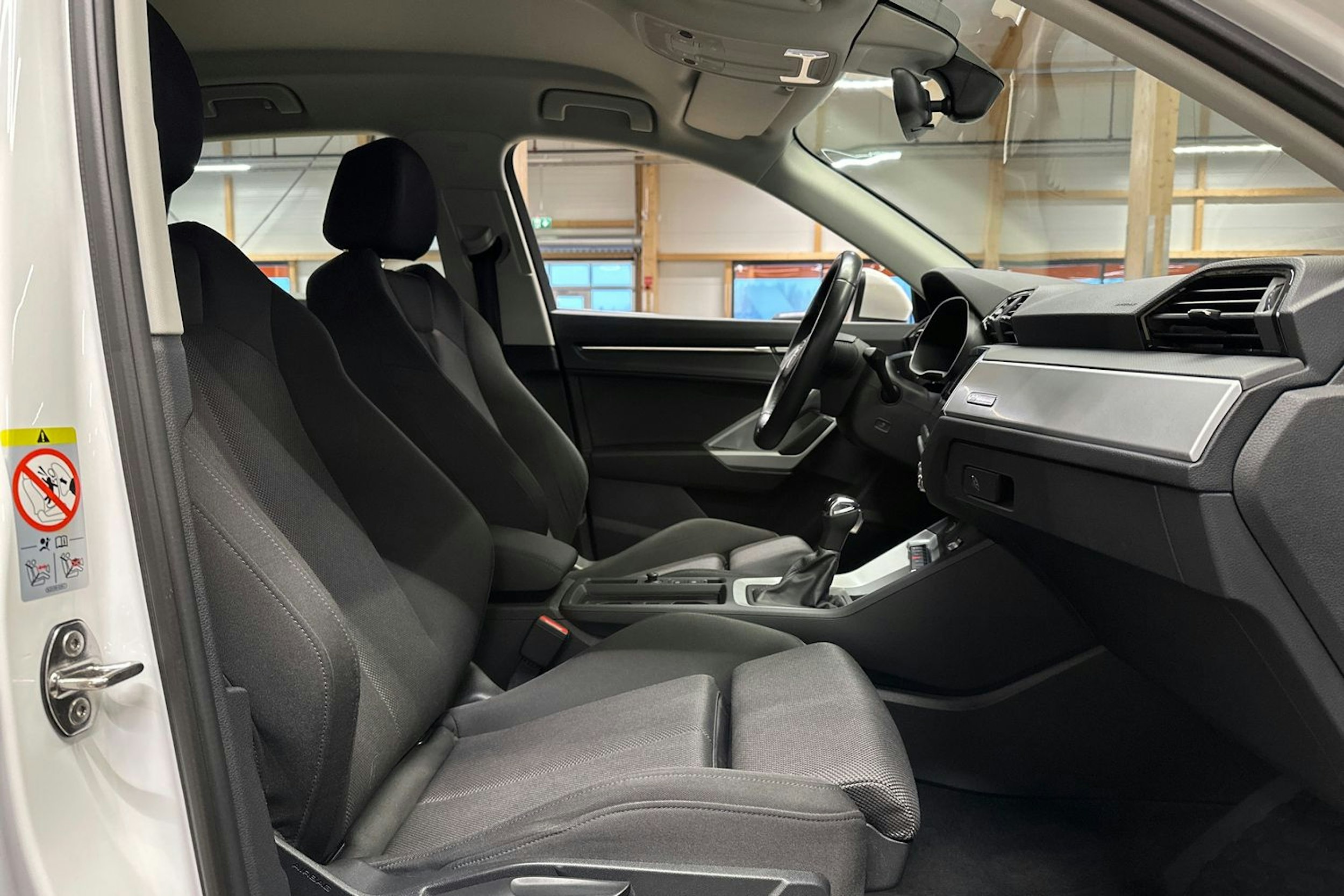 valkoinen Audi Q3 2022 kuva 14.