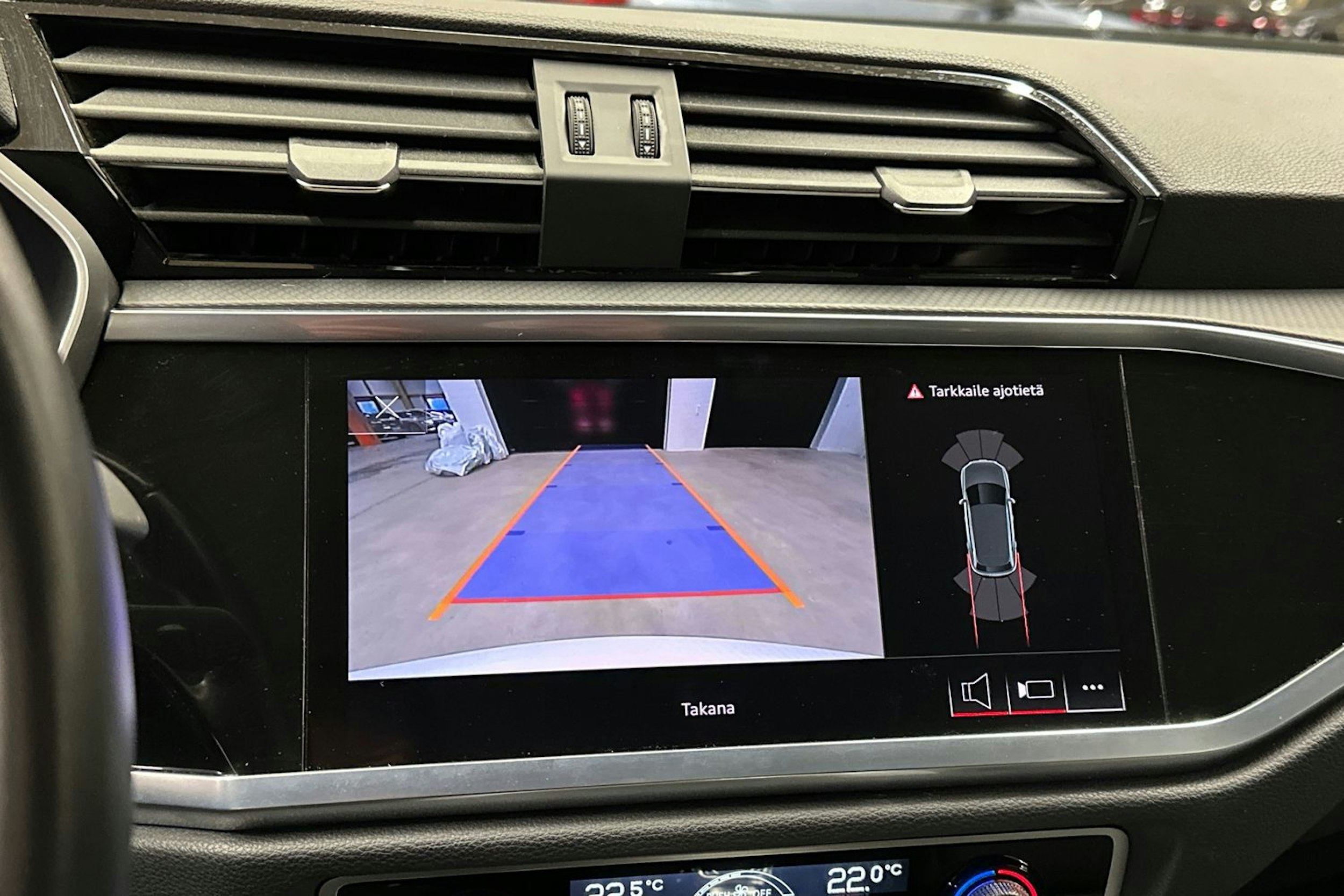 valkoinen Audi Q3 2022 kuva 15.