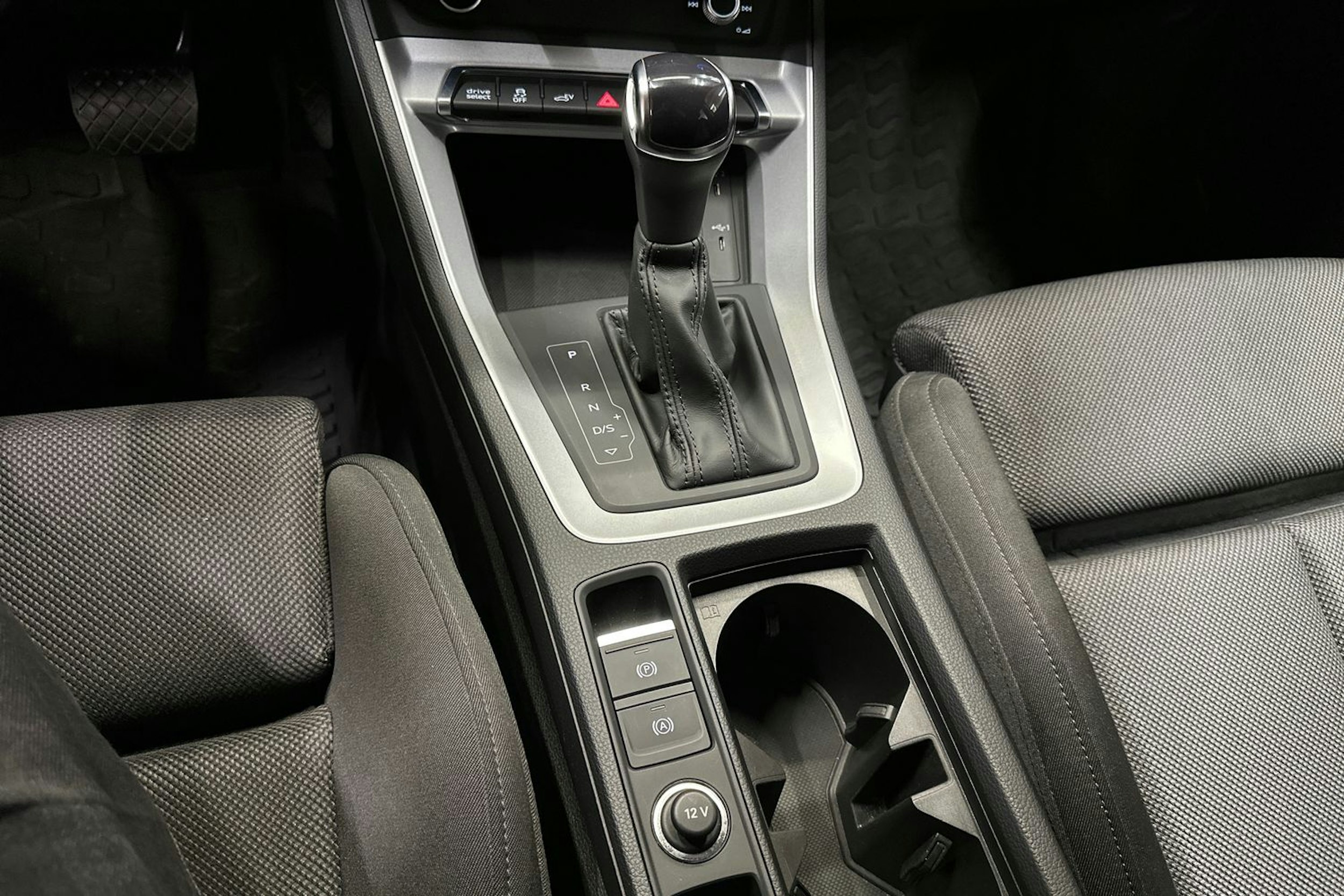 valkoinen Audi Q3 2022 kuva 19.