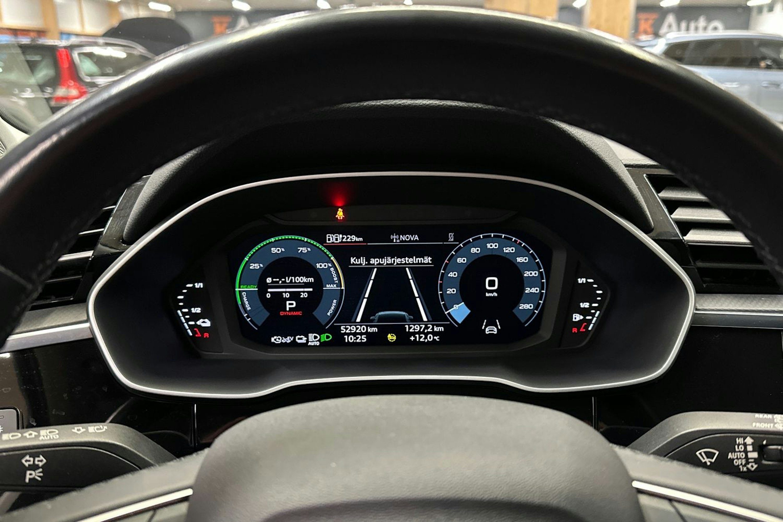 valkoinen Audi Q3 2022 kuva 20.