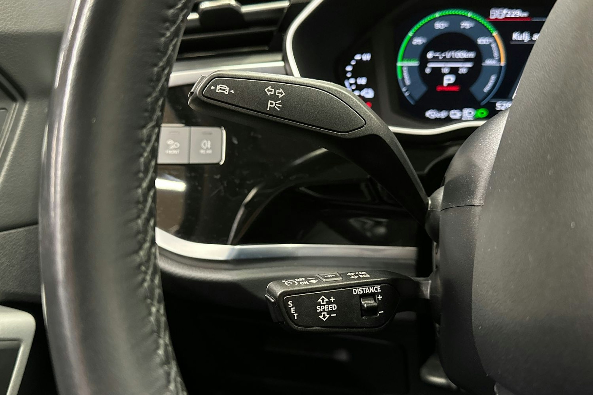 valkoinen Audi Q3 2022 kuva 21.