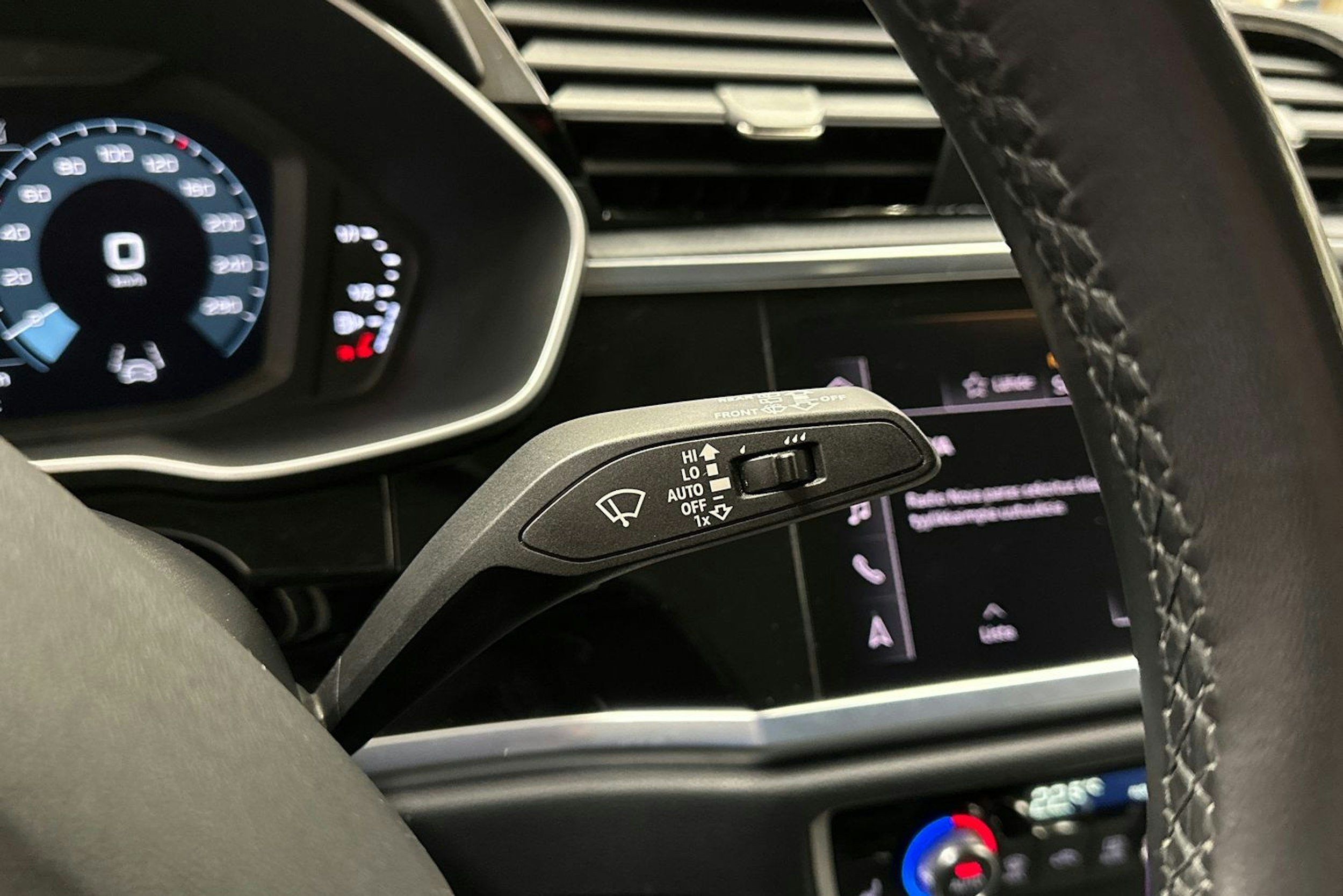 valkoinen Audi Q3 2022 kuva 22.