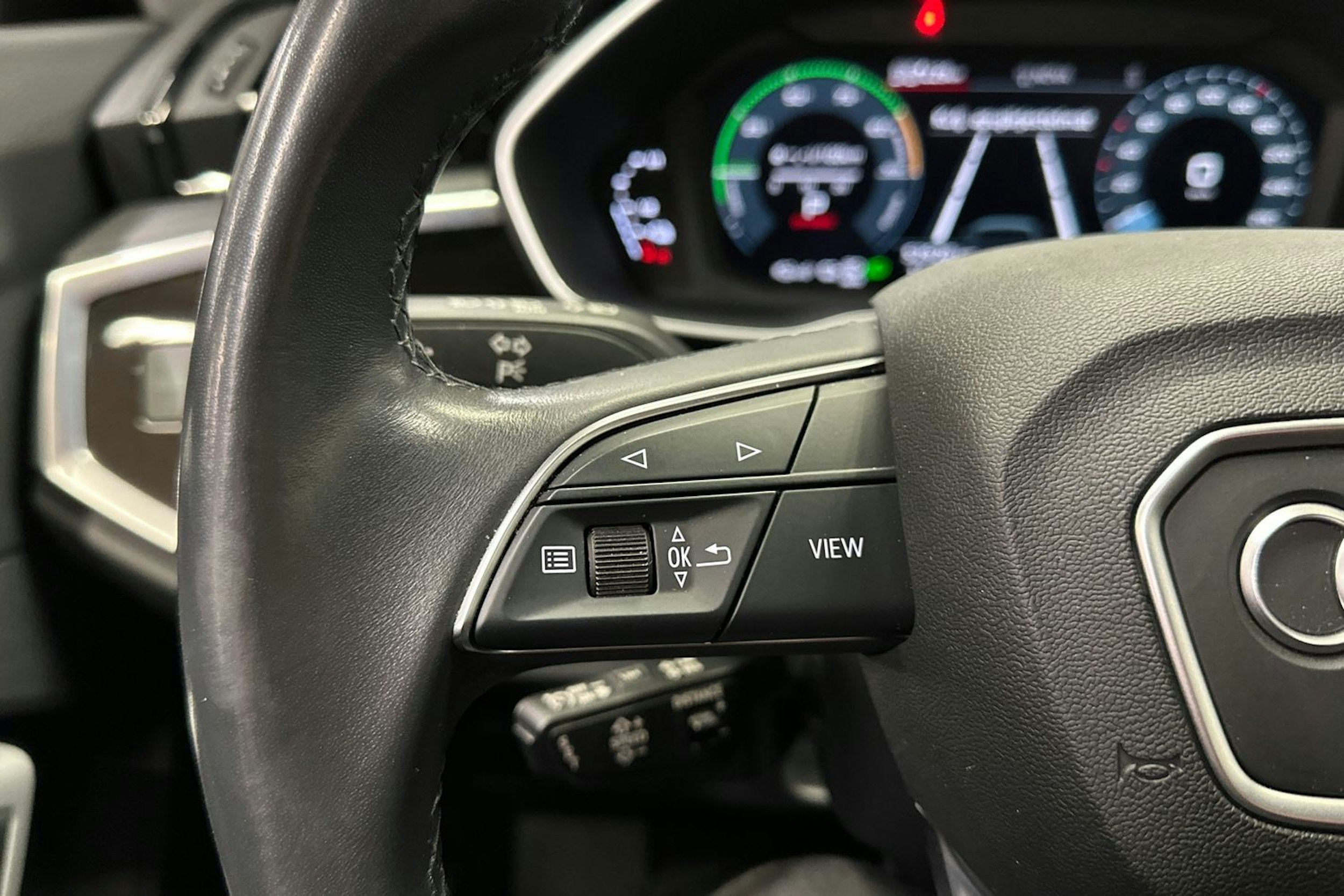 valkoinen Audi Q3 2022 kuva 23.