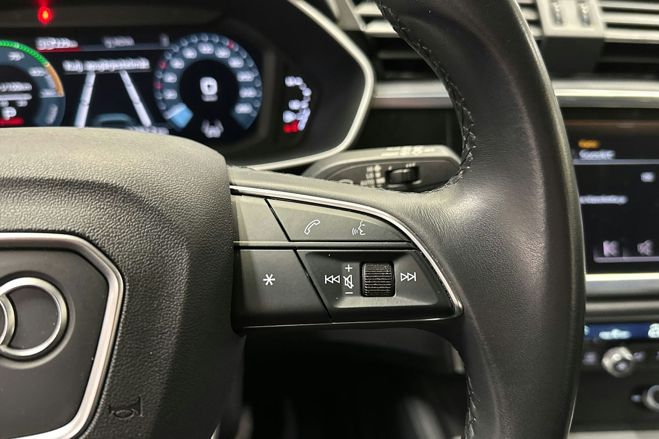 valkoinen Audi Q3 2022 kuva 24.