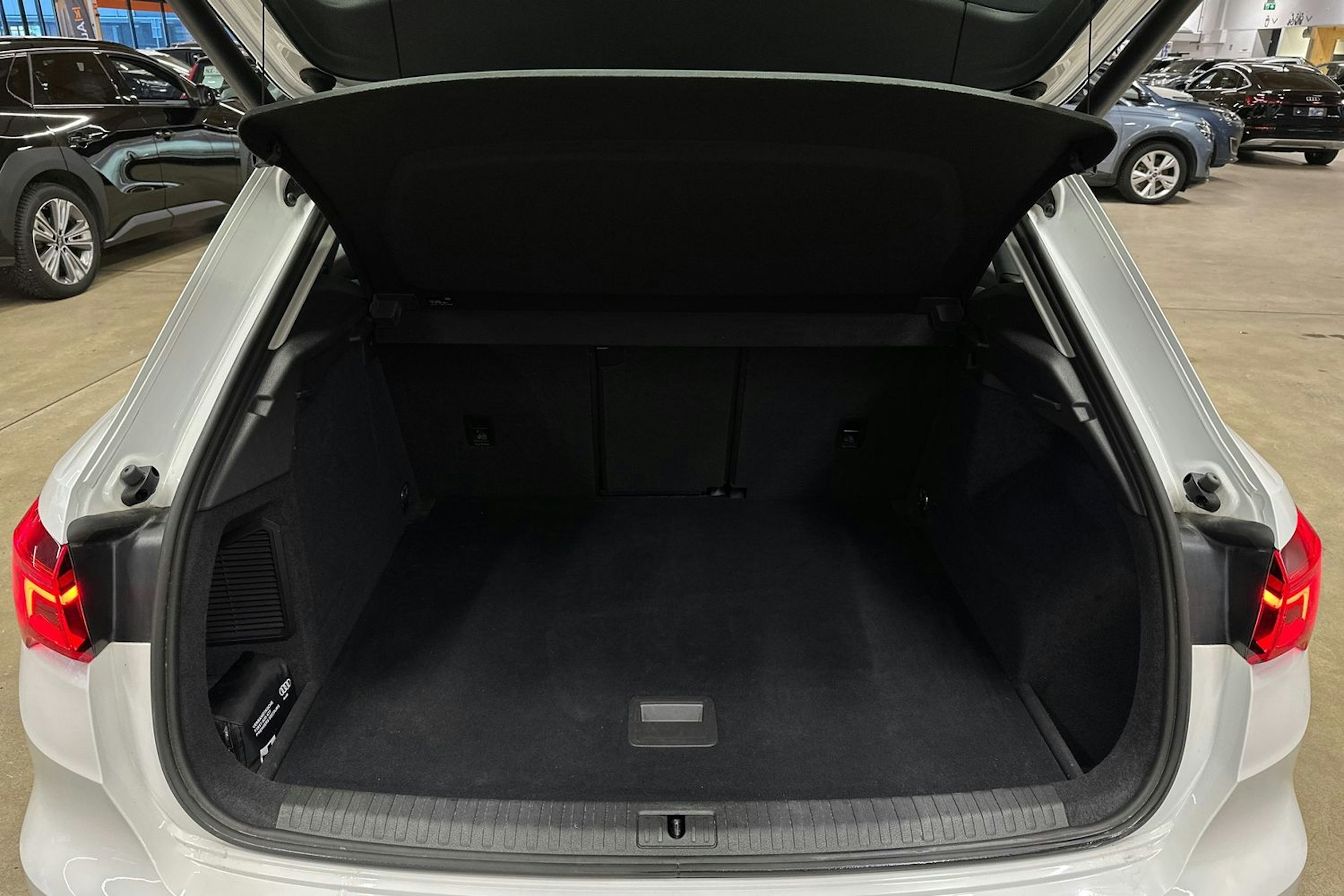 valkoinen Audi Q3 2022 kuva 26.