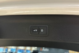 valkoinen Audi Q3 2022 kuva 29.