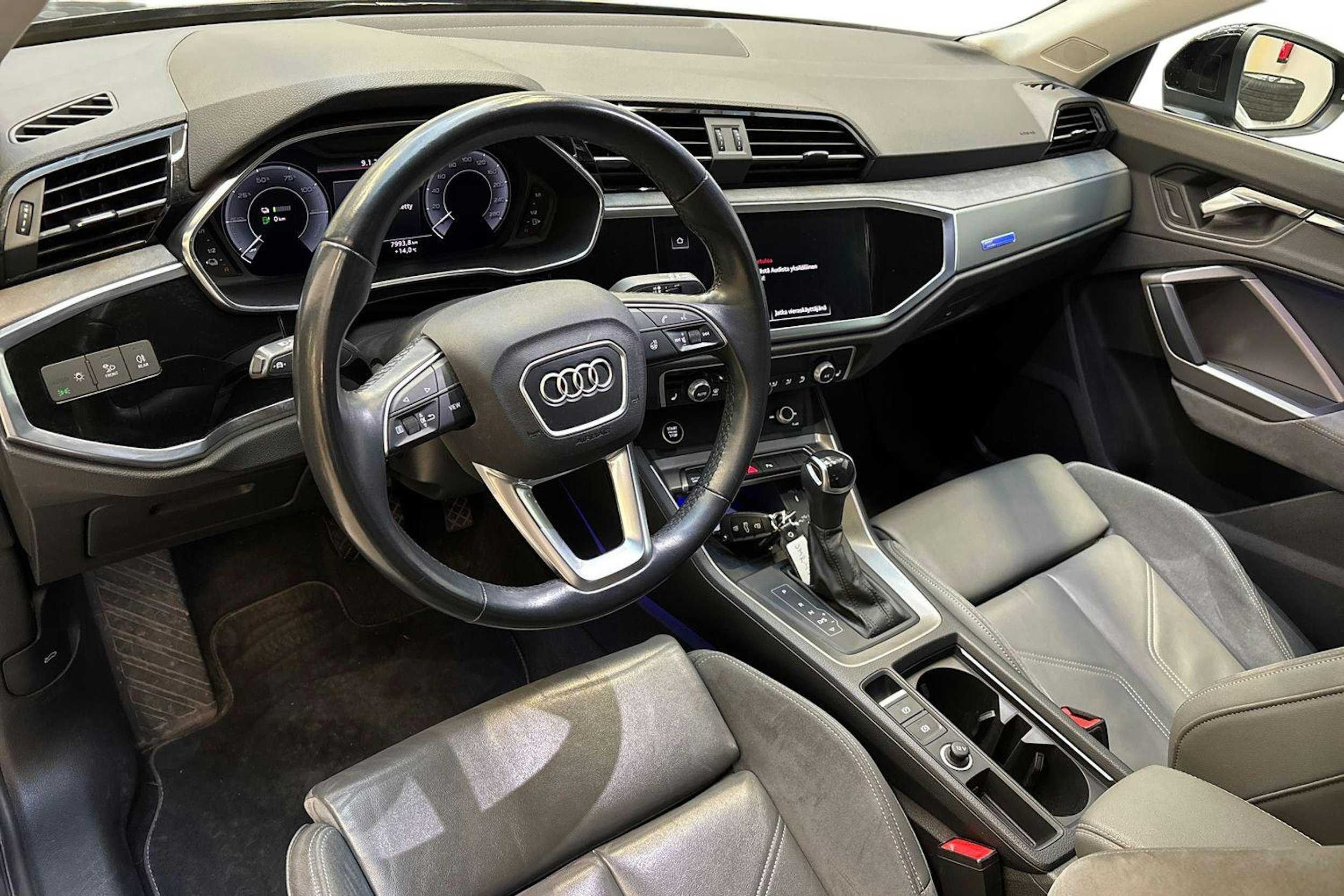 musta Audi Q3 2022 kuva 7.